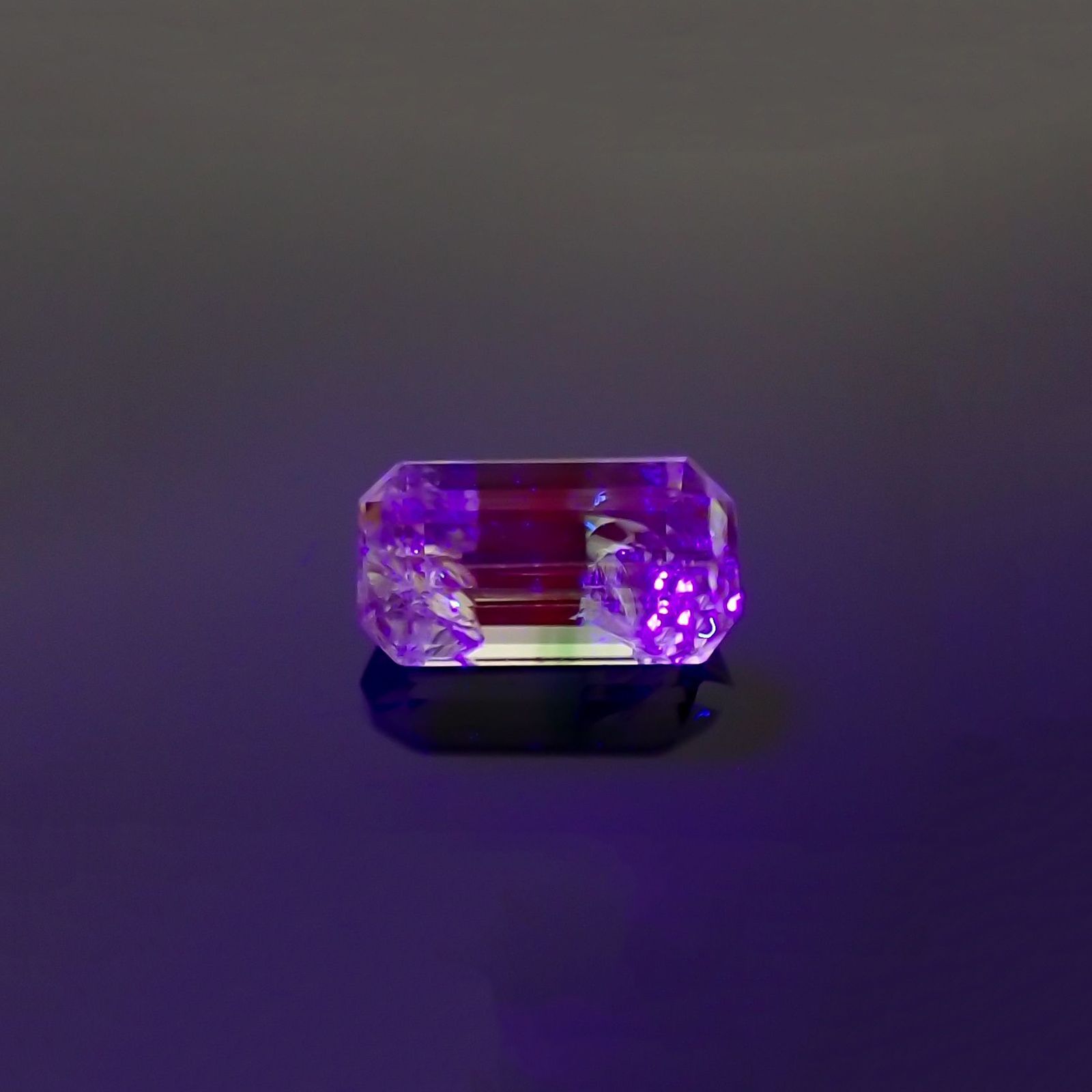 バイカラーツァボライト(宝石名グリーン グロッシュラー・ガーネット) タンザニア産 識別済 0.71ct / 6.6x3.5mm前後 [210711573]