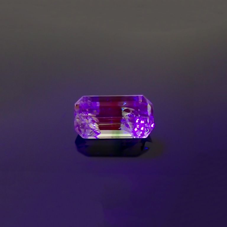 長波395(ライト)の照射で蛍光