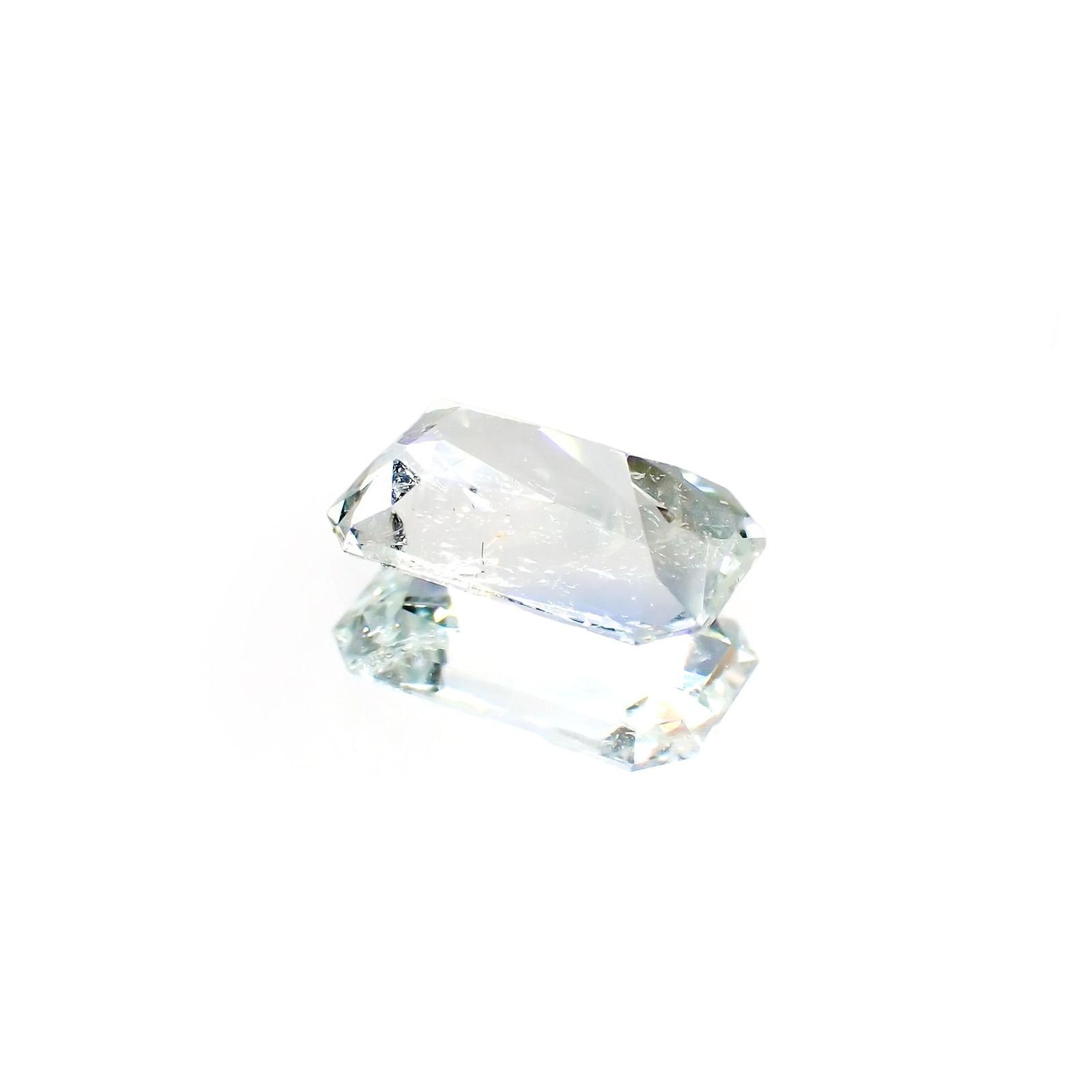 ジェレメジェバイト(宝石名エレメージェバイト)ナミビア産 ソ付(彩珠) 1.288ct / 8.8x5.3mm前後 [230823128]
