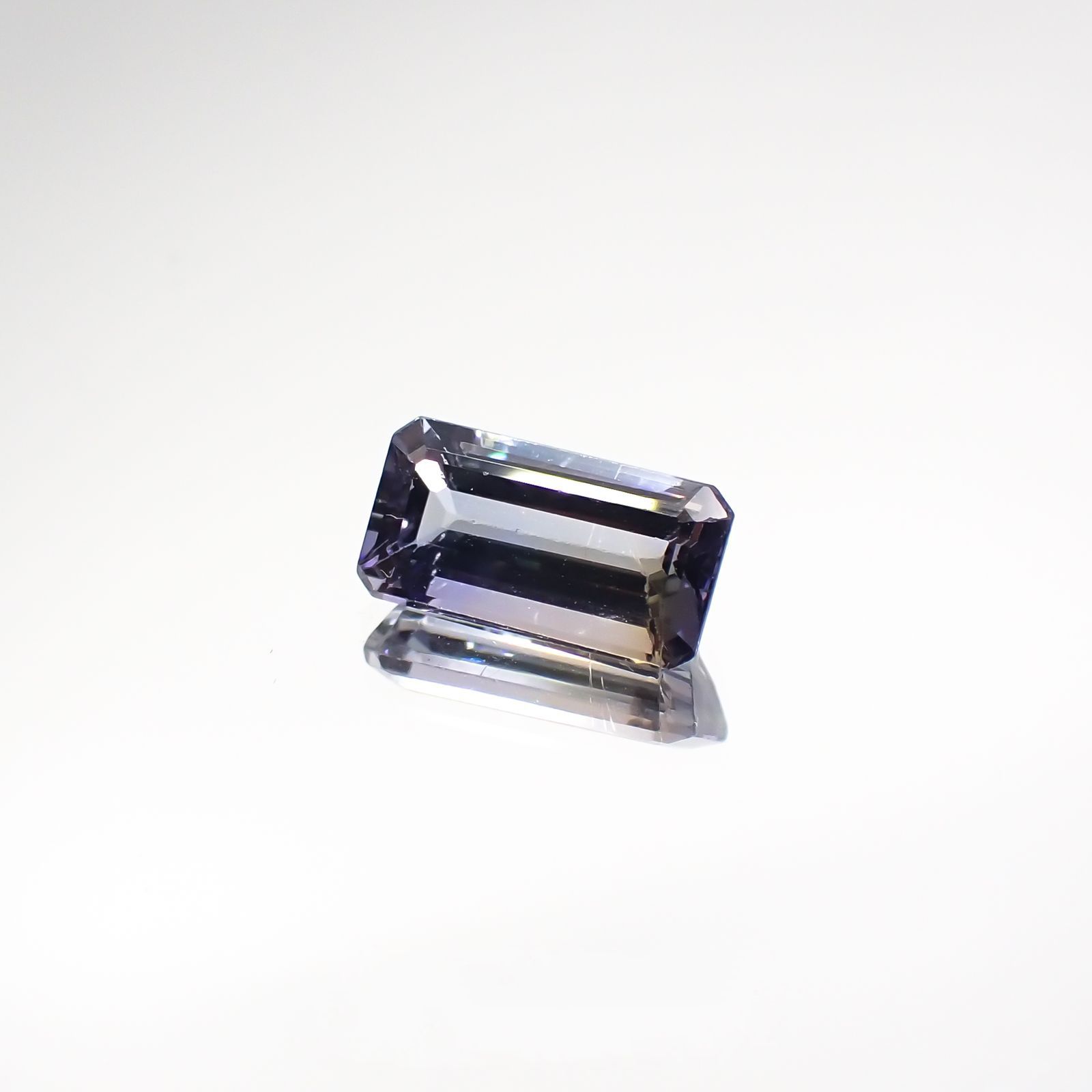 パーティカラータンザナイト(宝石名パーティカラード・ゾイサイト) タンザニア産 0.898ct ソ付(彩珠)[210711848]7.6×3.9mm前後