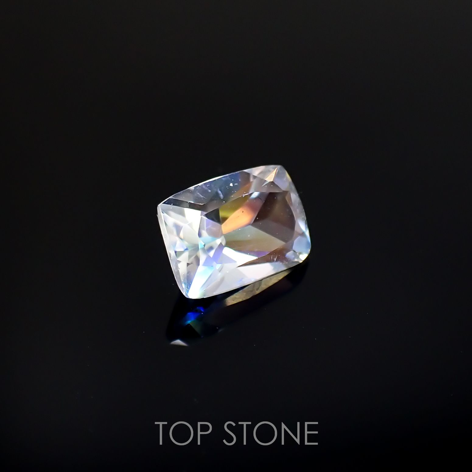 レインボームーンストーン(宝石名ラブラドライト)タンザニア産 0.66ct 識別済[220616647]6.6x4.5mm前後