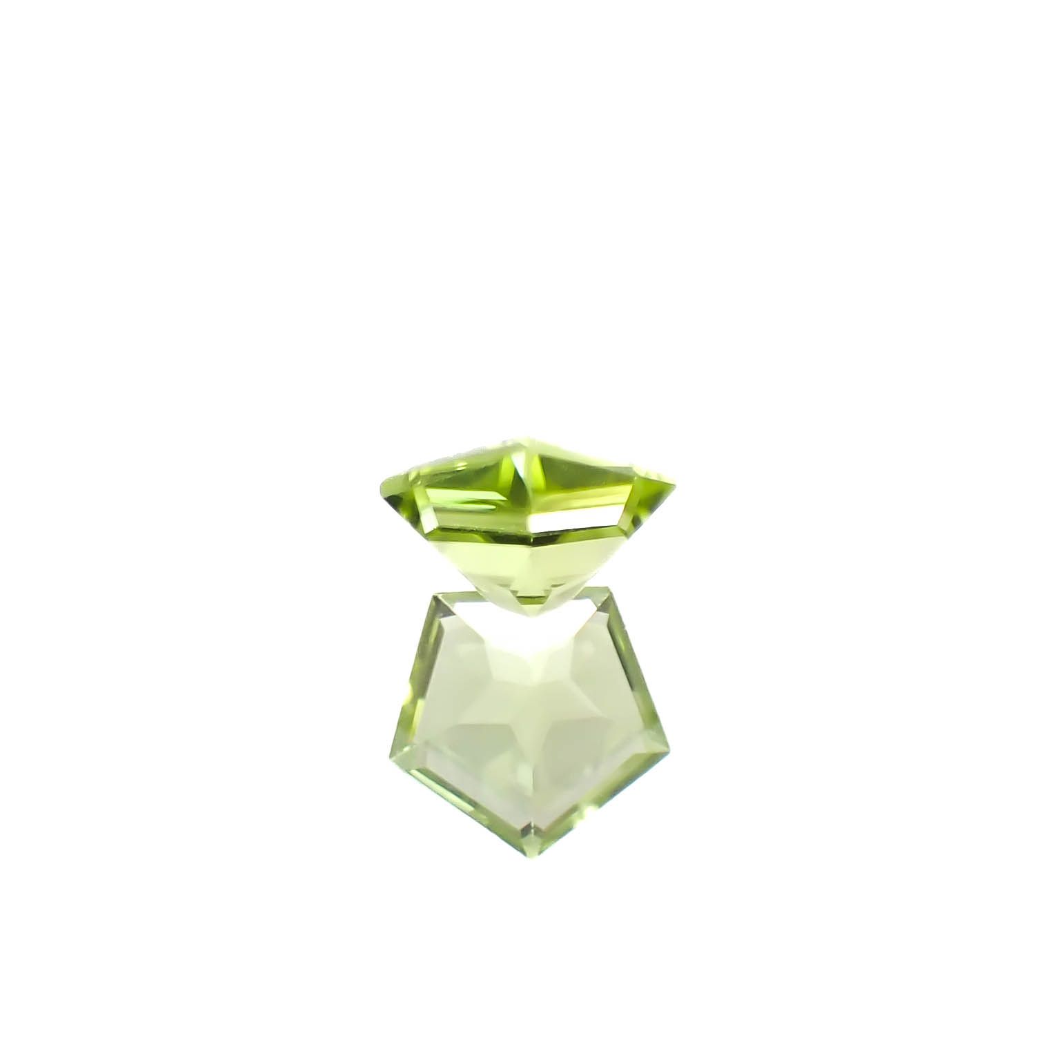 ◇ペンタゴンカット◇ペリドット(宝石名ペリドット)アメリカ産 0.44ct 識別済[250330112]5.1x5.4mm前後