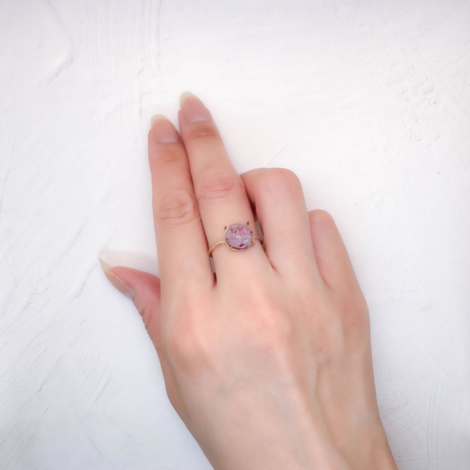 レッドベリル/ピンクベリル(母岩付き) アメリカ・ユタ州産 2.48ct [250730900]9.1x9mm前後