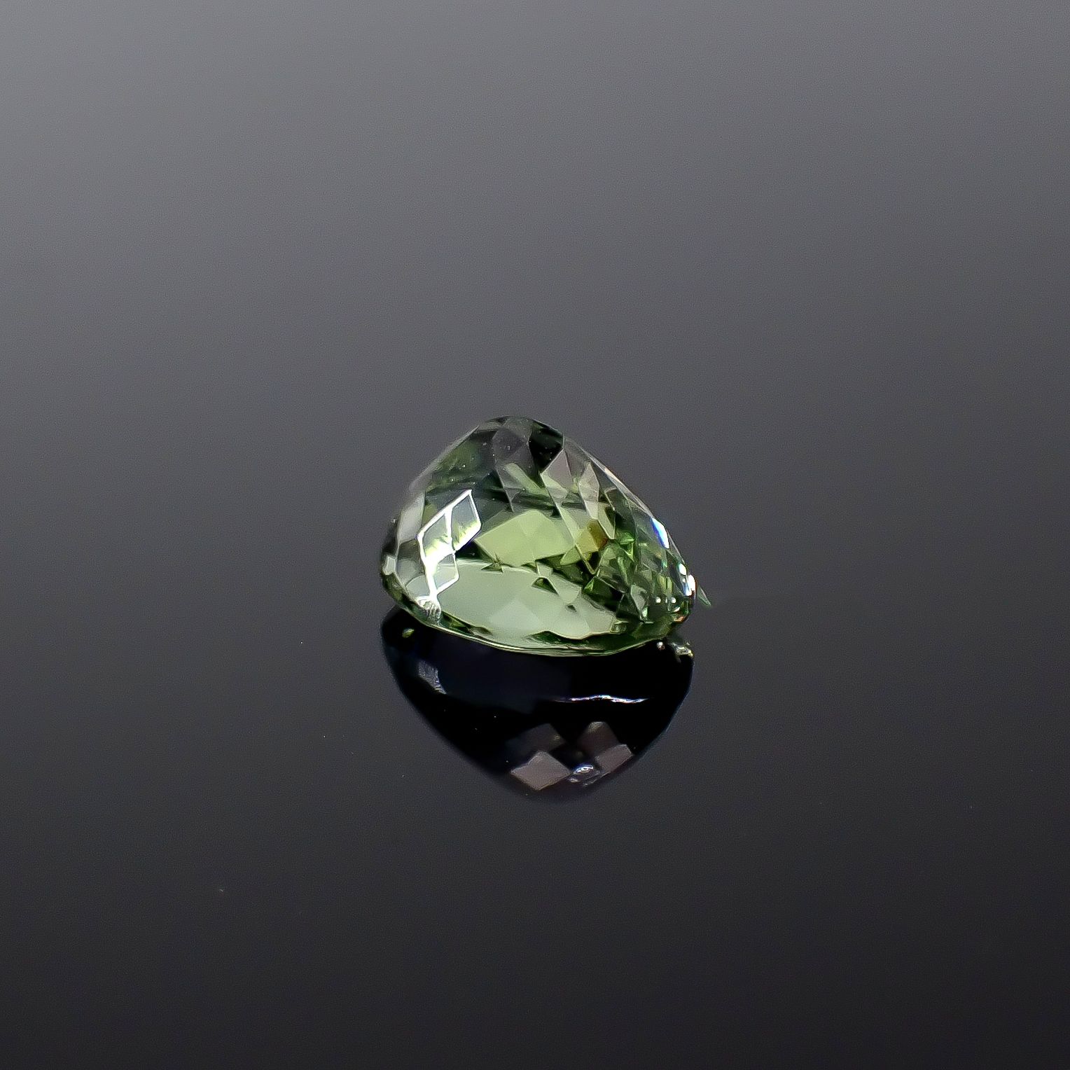 バイカラータンザナイト(宝石名グリーン・ゾイサイト)タンザニア産 ソ付(彩珠) 3.838ct / 10.4x7.7mm前後 [251231474]