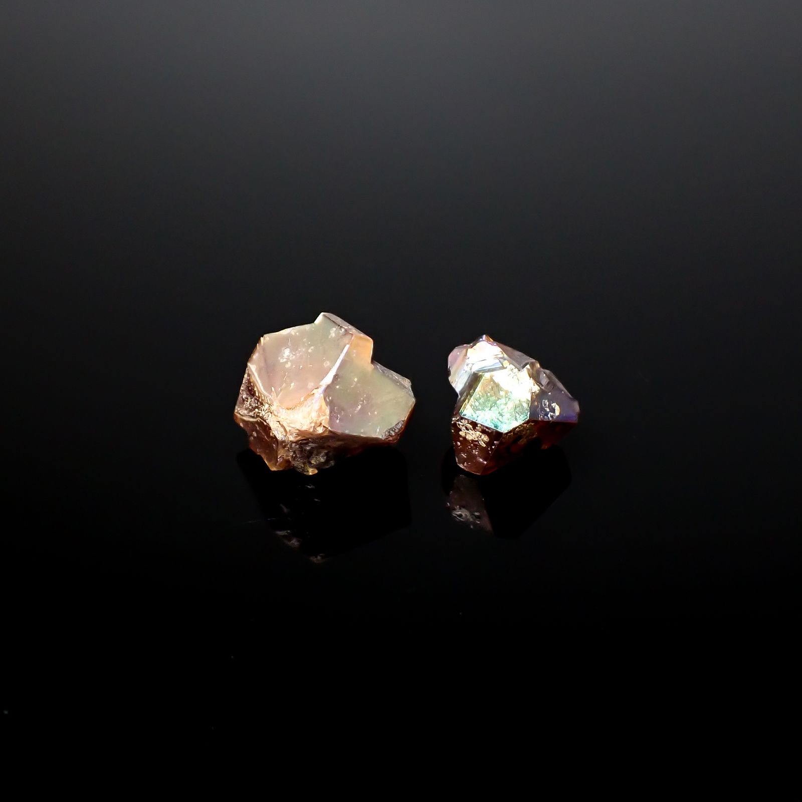 レインボーガーネット原石2個セット 日本・奈良県産 15.61ct(2pcs合計) / 10.4-12.4x9.1-11.1mm前後 [260432077]