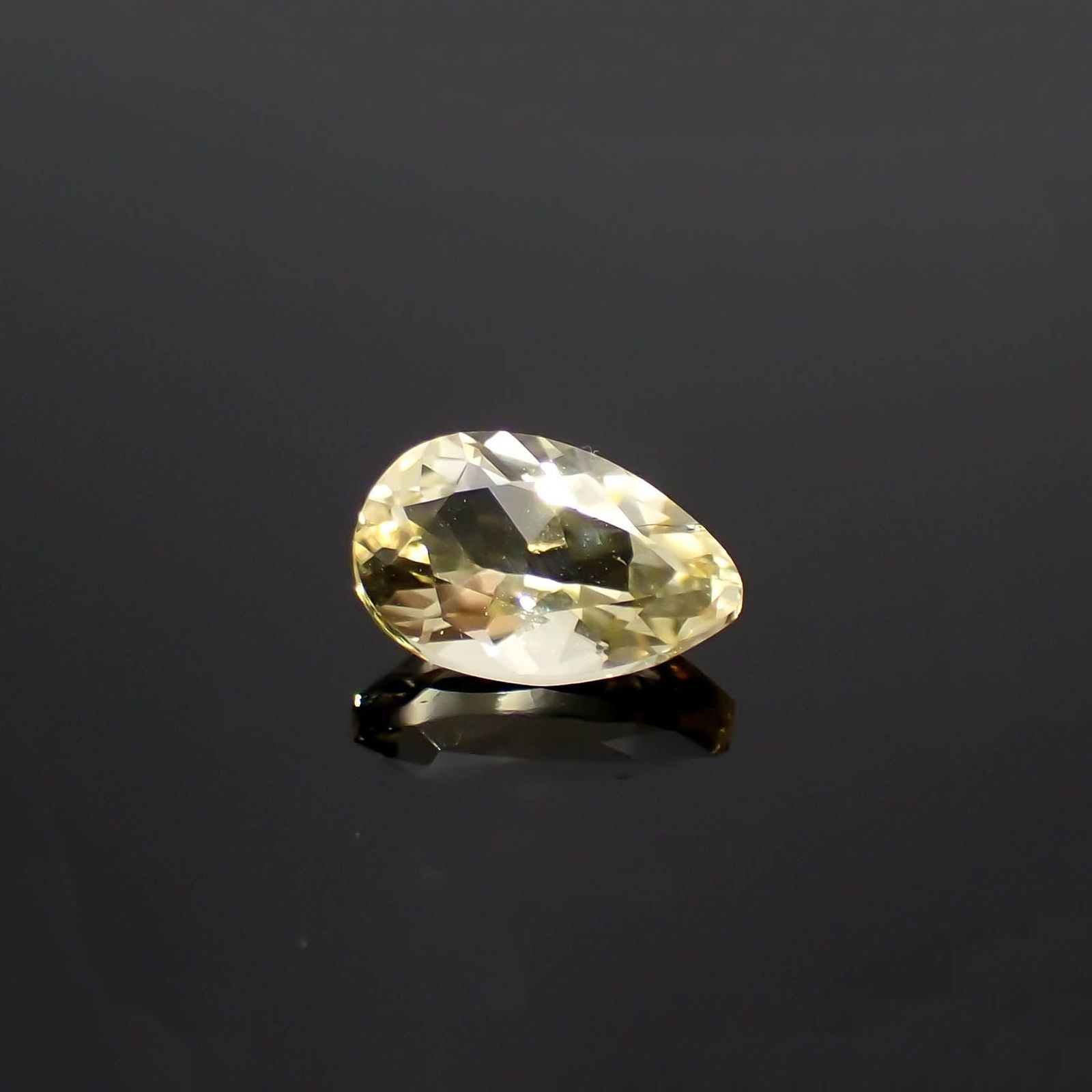イエロースキャポライト(宝石名イエロー・スキャポライト)タンザニア産 識別済 0.85ct / 8x5.1mm前後 [221219402]