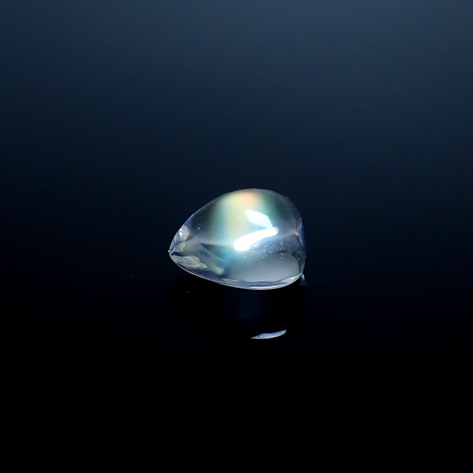 ◇バフトップカット◇レインボームーンストーン(宝石名ラブラドライト)マダガスカル産 ソ付(彩珠) 1.139ct / 6.2x7.2mm前後 [250931034]