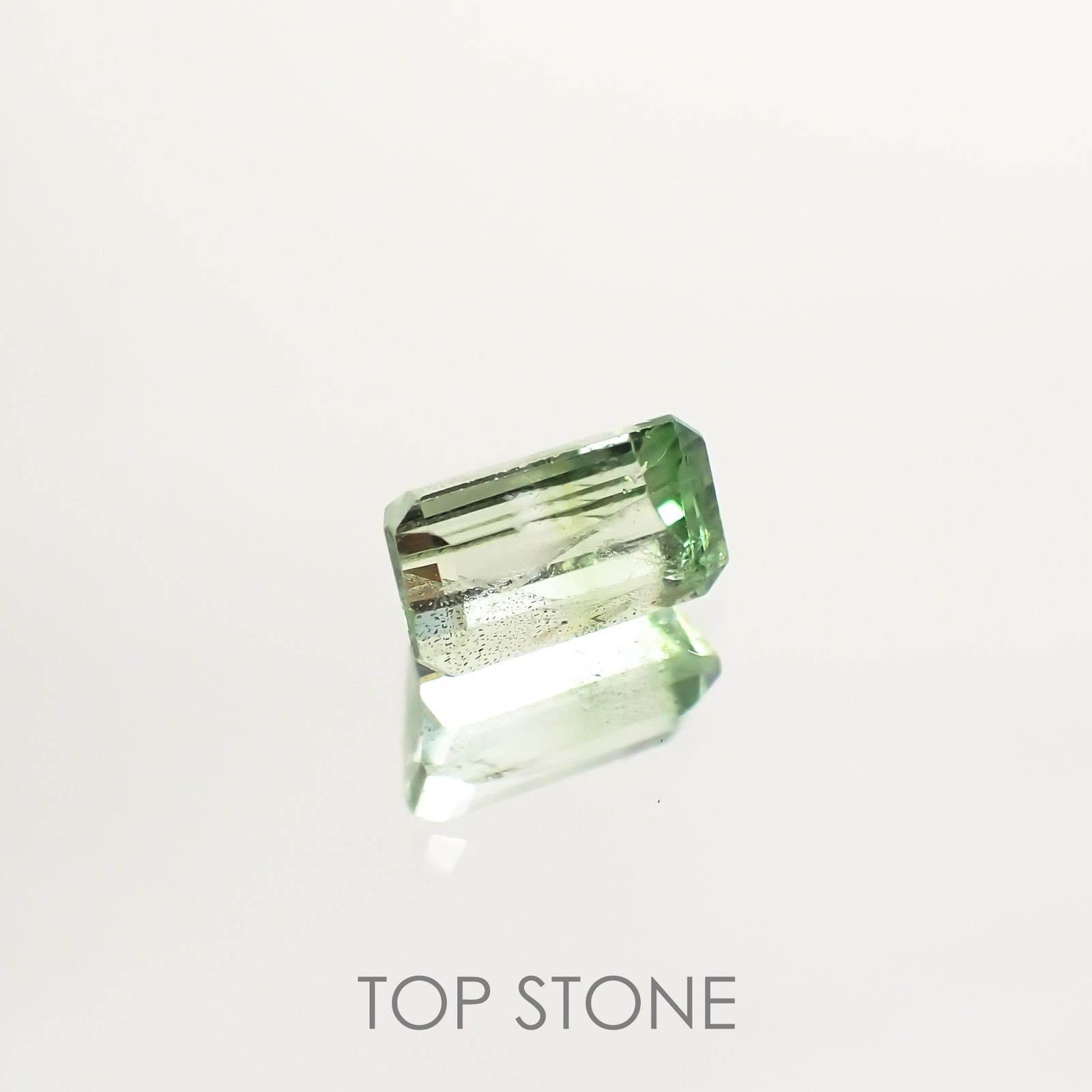 バイカラーツァボライト(宝石名グリーン グロッシュラー・ガーネット) タンザニア産 1.38ct 識別済[210711919]7.5×4.2mm前後
