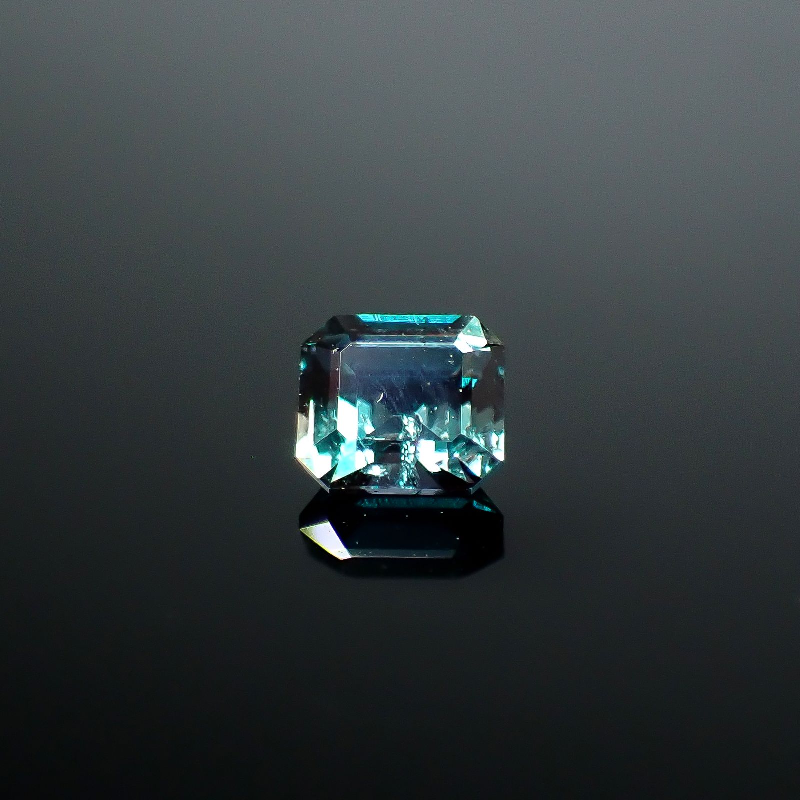 アレキサンドライト(宝石名アレキサンドライト)ロシア産 GIA鑑付 0.22ct / 3.44x3.1mm前後 [251031285]