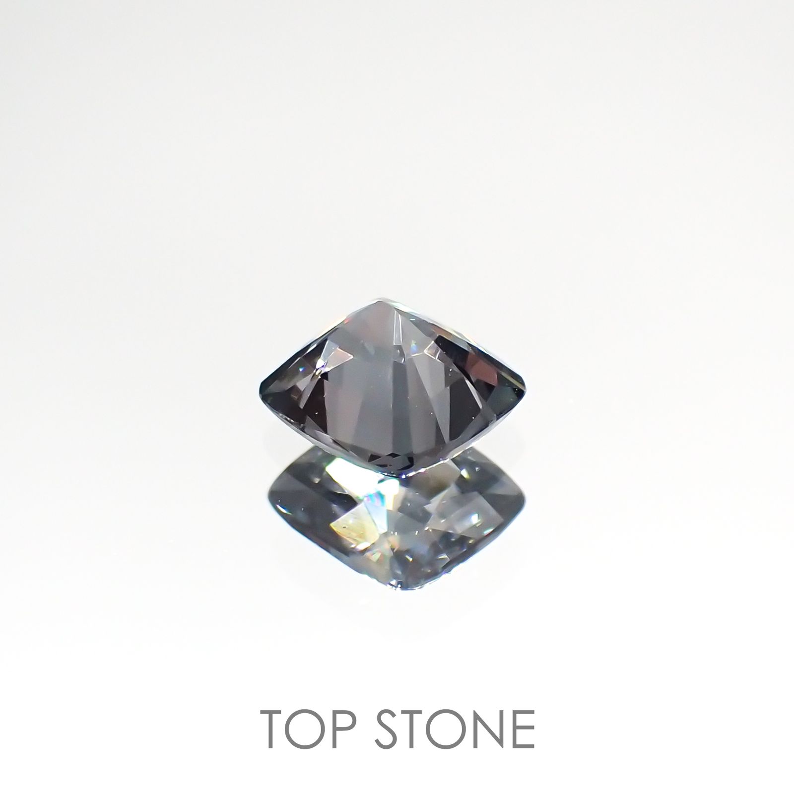 プラチナスピネル(宝石名スピネル) ビルマ産 0.695ct ソ付(彩珠)[210912848]5.1×4.8mm前後