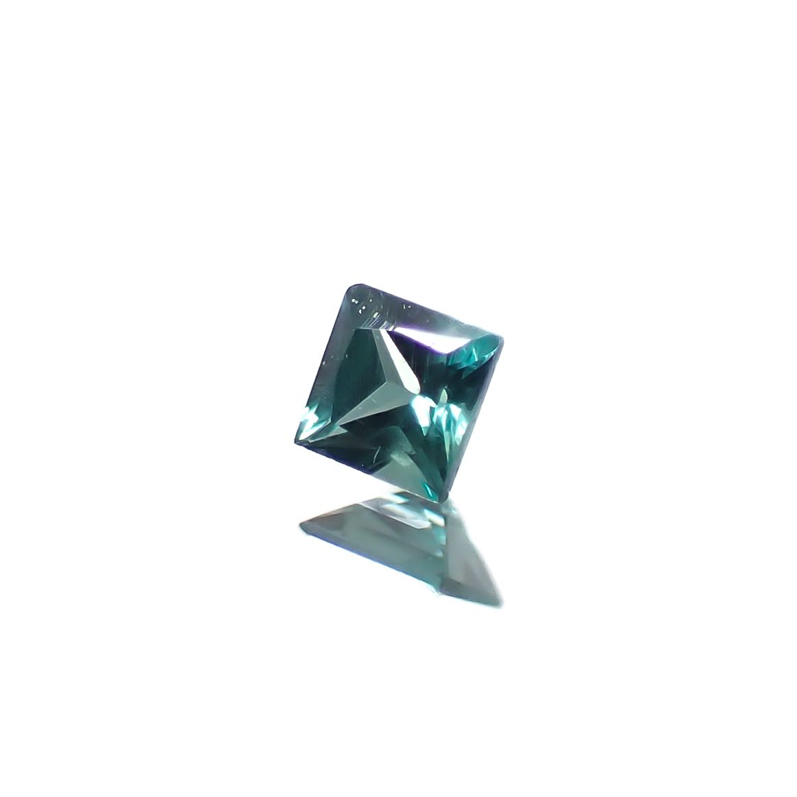 ◇プリンセスカット◇ベキリーブルーガーネット（カラーチェンジガーネット アレキタイプ） マダガスカル・ベキリー産 0.052ct [241229624]2x2mm前後