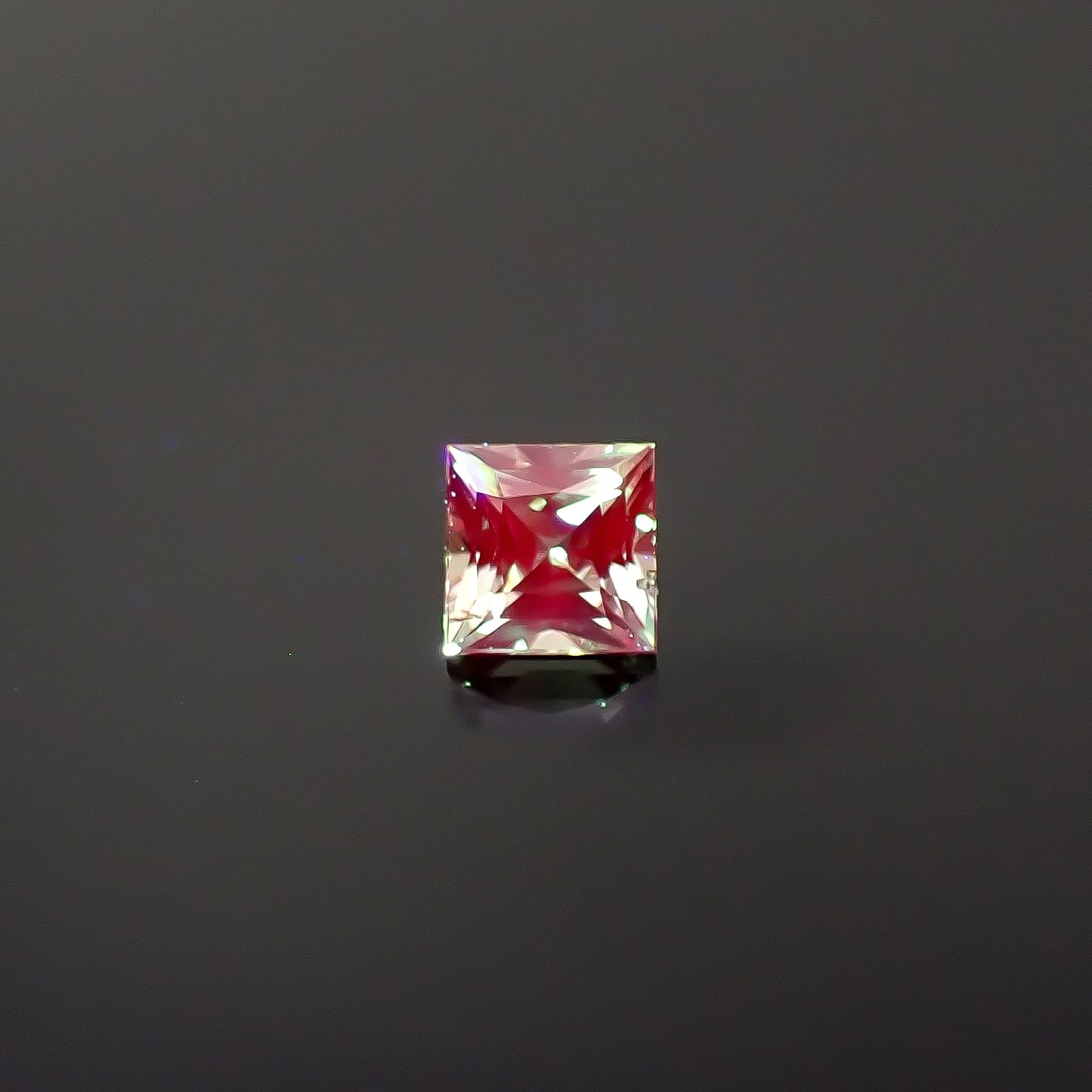 ◇プリンセスカット◇アレキサンドライト ブラジル産 EmeraldMains社製 0.11ct / 2.5x2.5mm前後 [260131578]