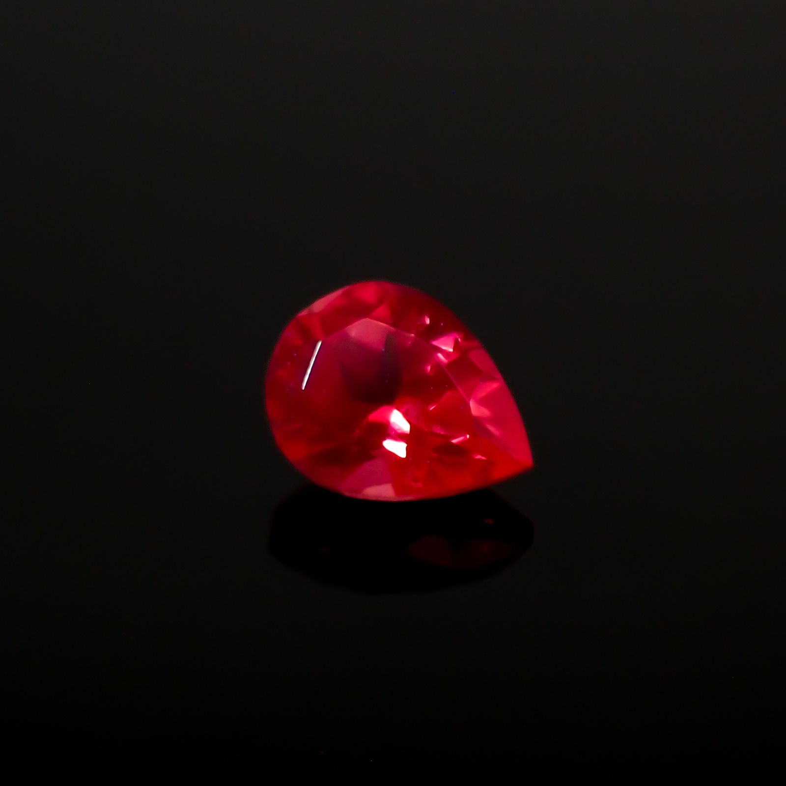 レッドスピネル(宝石名スピネル)タンザニア産 0.19ct 識別済[230522106]4x3.1mm前後