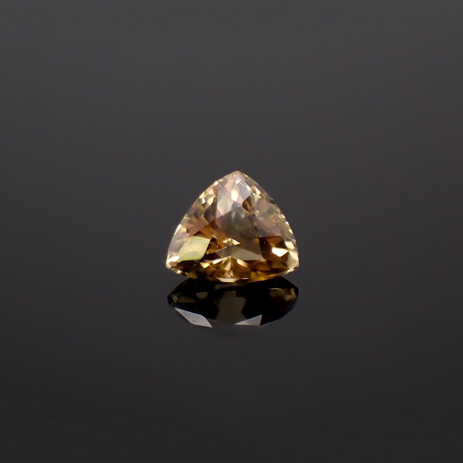 シンハライト(宝石名シンハライト)スリランカ産 0.68ct 識別済 [221219713]5.2x6mm前後
