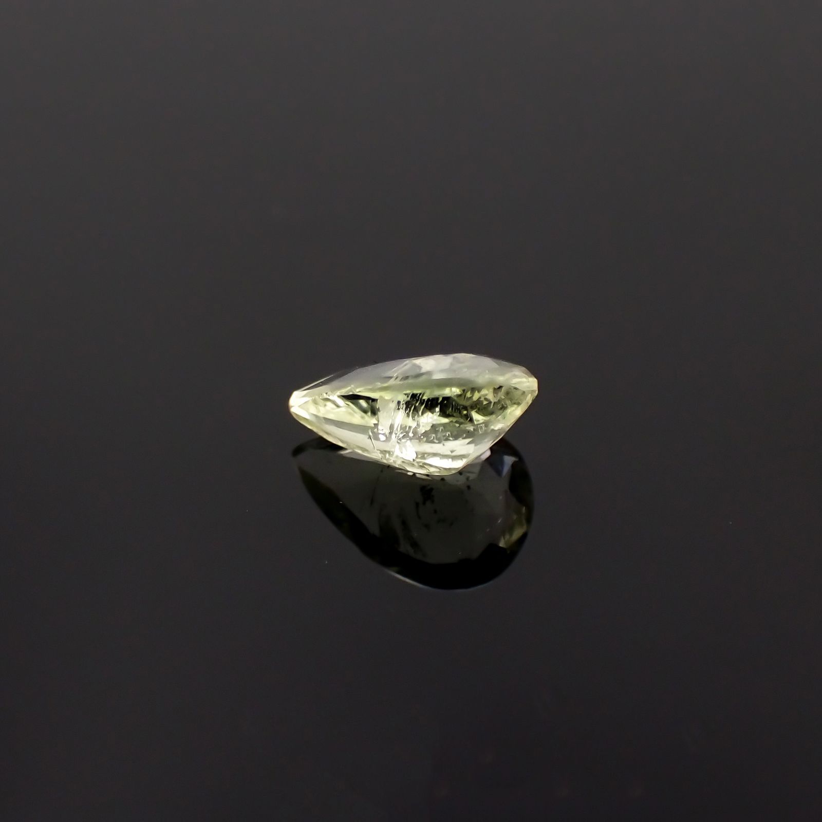 ブラジリアナイト(宝石名ブラジリアナイト)ブラジル産 0.68ct 識別済[230220694]7.3x5mm前後