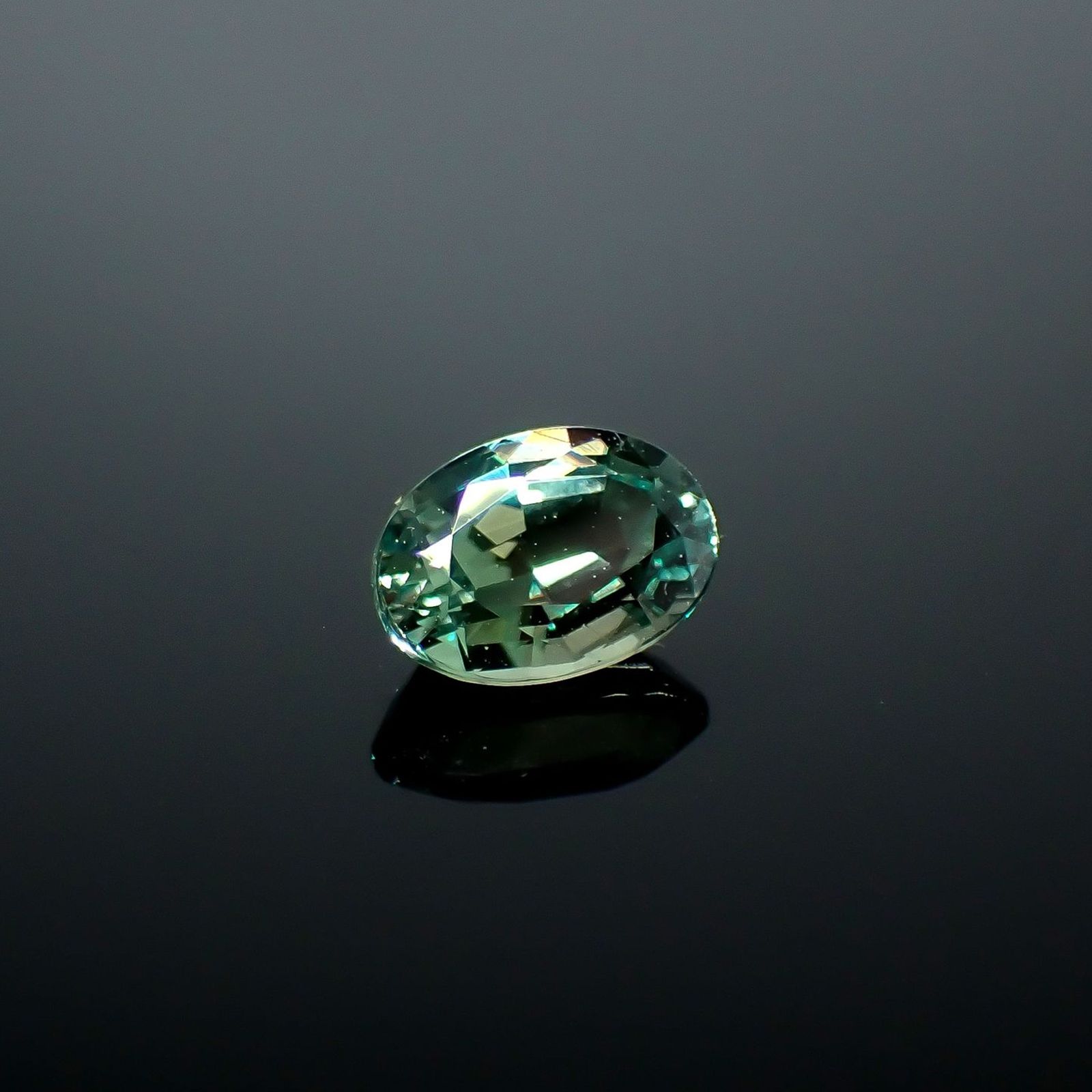 アレキサンドライト(宝石名アレキサンドライト)ブラジル産 GIA鑑付 0.63ct / 6.08x4.24mm前後 [251031288]