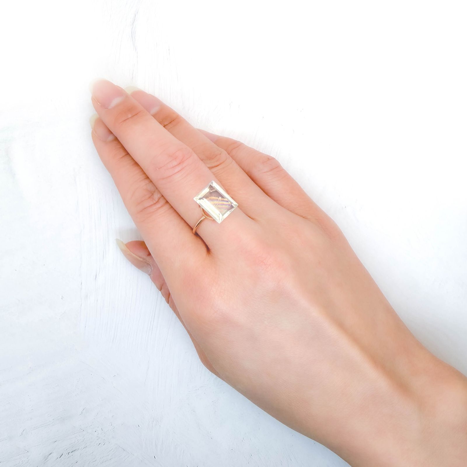 マラウイムーンストーン マラウイ共和国産 4.85ct / 12x9.2mm前後 [260331805]