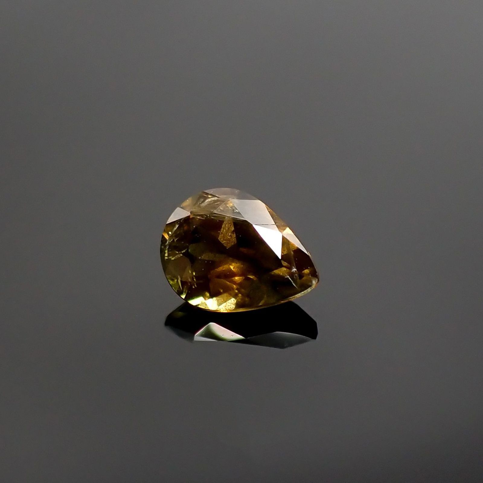 ゴールドシーンサファイア非加熱(宝石名シーン・サファイア) ケニア産 0.91ct 識別済[250711631]7.1×5.4mm前後