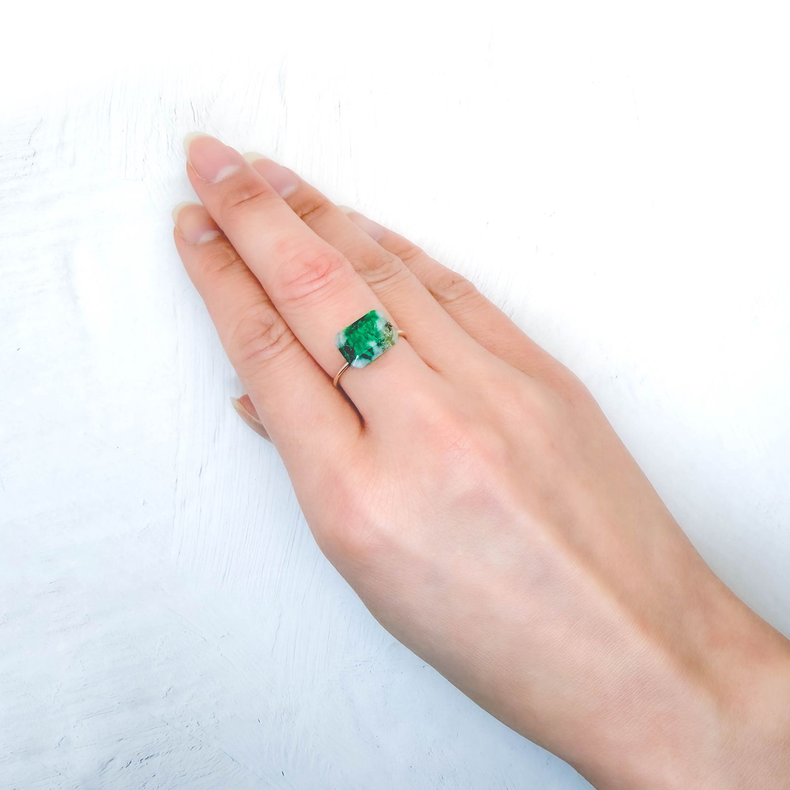 エメラルドインクォーツ パキスタン産 4.46ct / 11.3x8.2mm前後 [260231658]