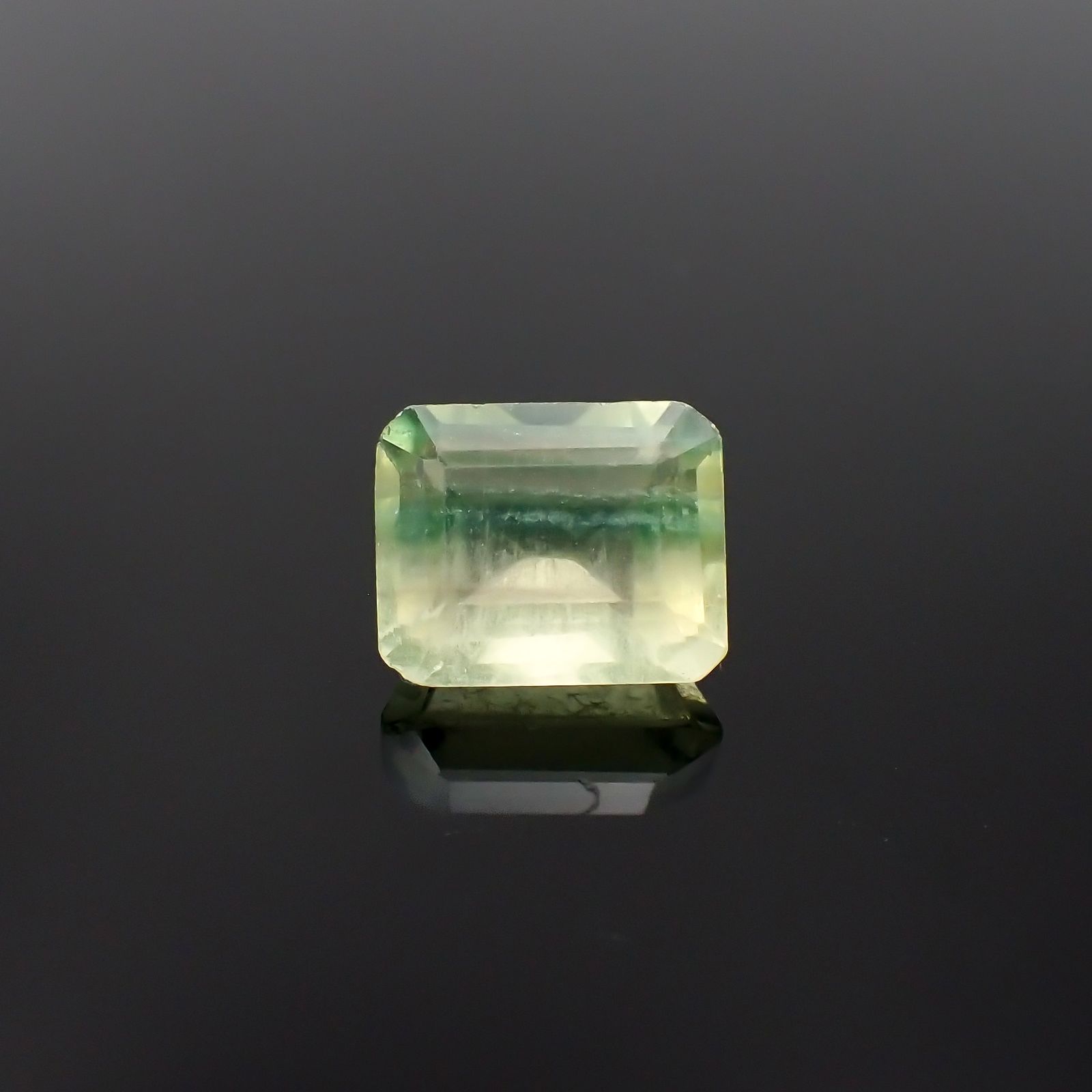 バイカラーフローライト フルオレッセンス ブラジル産 4.11ct[230722973]9.8x8mm前後