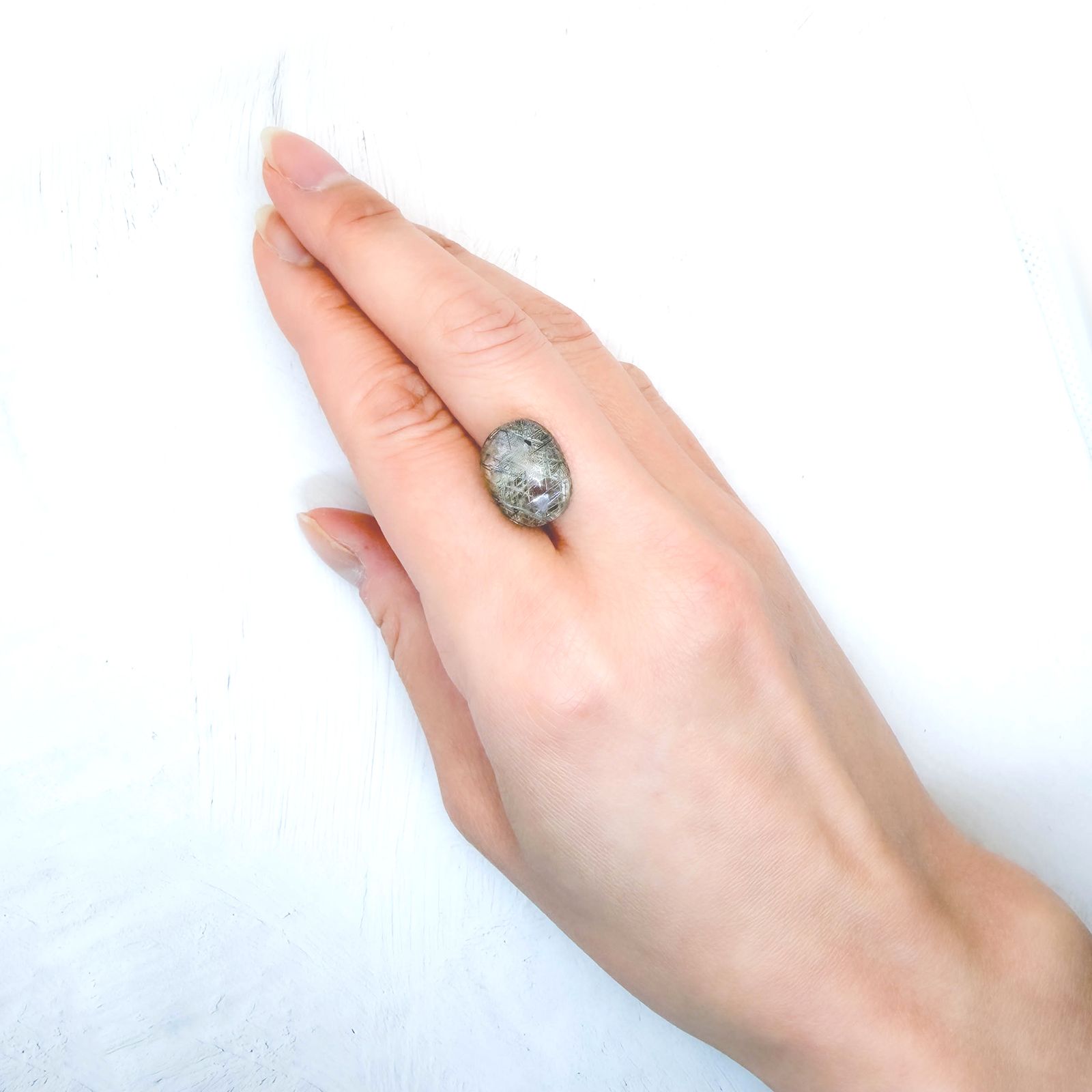 シルバールチルクォーツ ブラジル産 9.79ct / 15.2x11.6mm前後 [260131596]