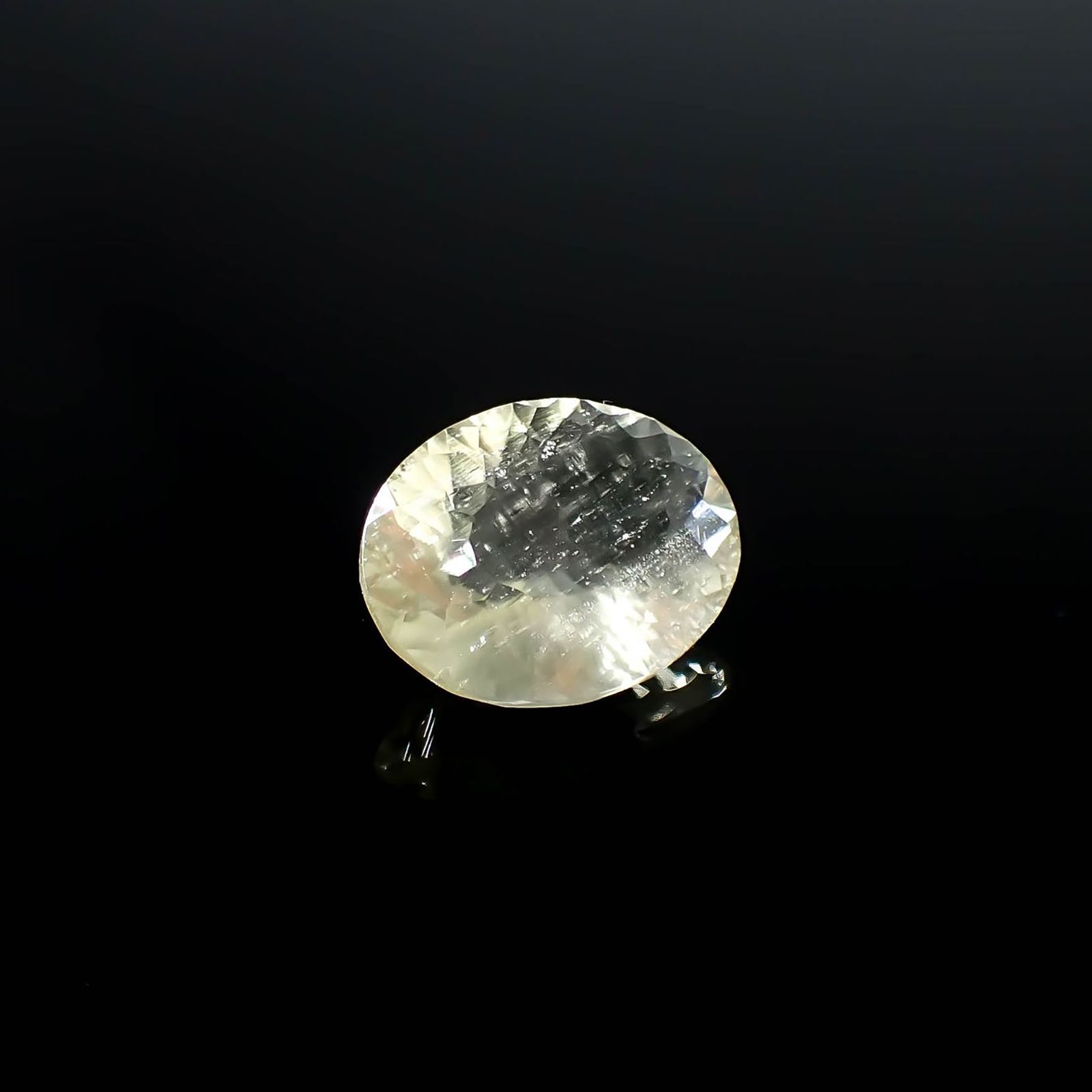 リビアングラス 発見地：エジプト・リビア砂漠 8.27ct / 16.5x12.9mm前後 [251131302]