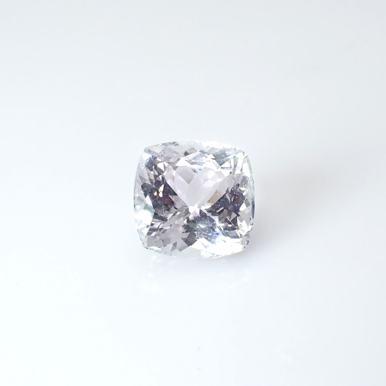 ブルースポジュミン フルオレッセンス(宝石名スポジュミン)アフガニスタン産 13.56ct ソ付(彩珠)[221018695]14x13.7mm前後