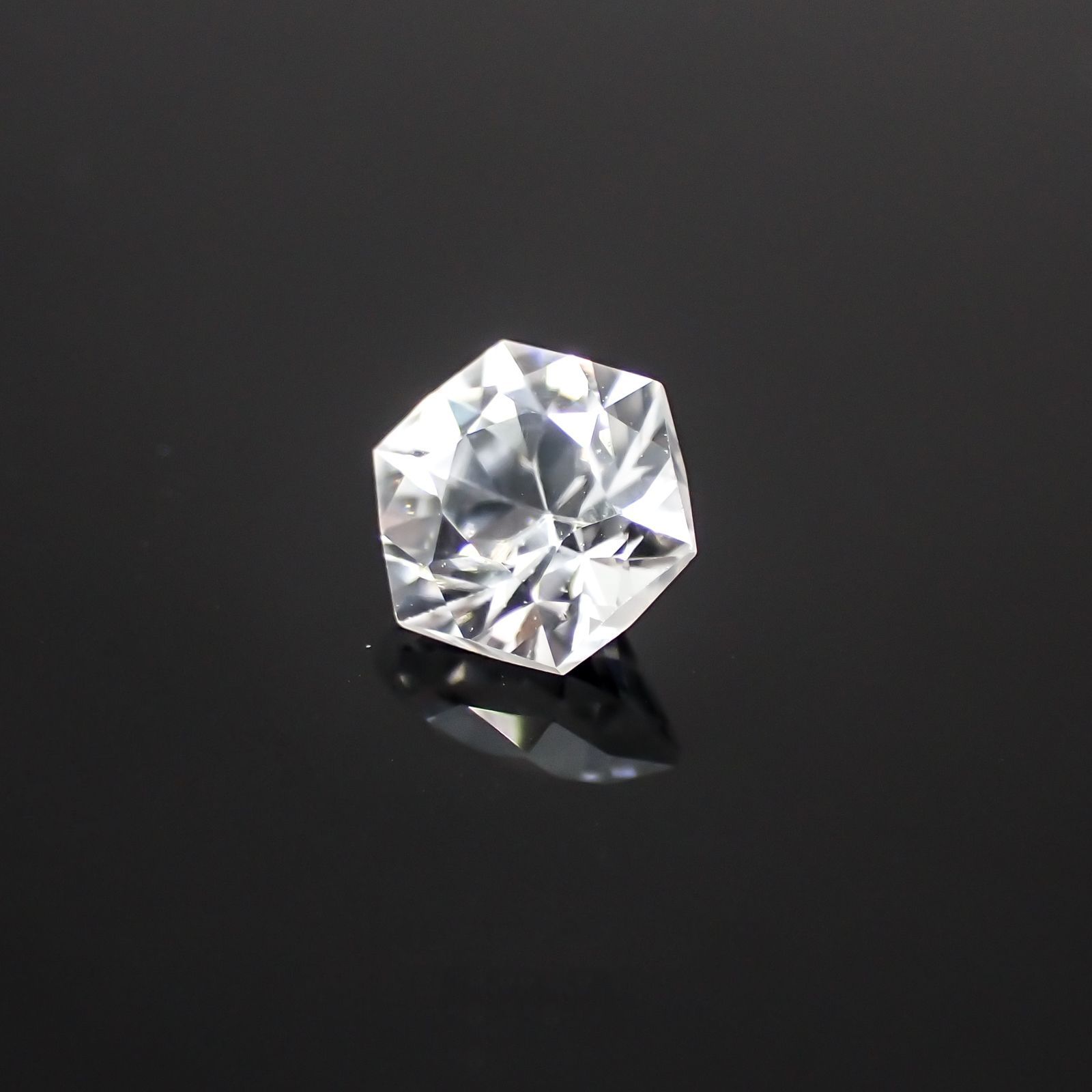 ◇ヘキサゴンカット◇カラーレスジルコン(宝石名ジルコン) カンボジア産 0.95ct 識別済[240210474]5.1×5.1mm前後