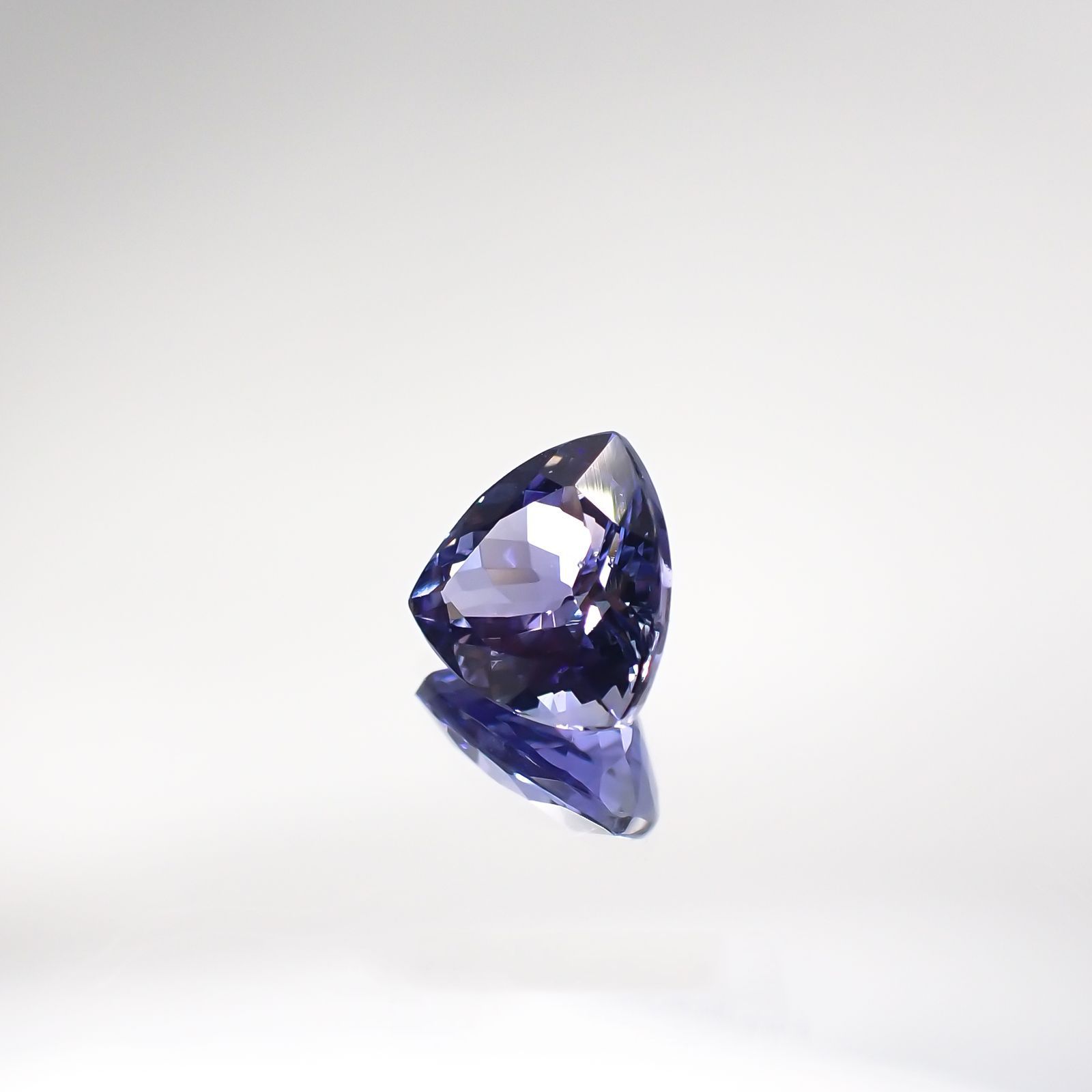 バイカラータンザナイト(宝石名タンザナイト) タンザニア産 1.413ct ソ付(彩珠)[210711822]7.1×7mm前後