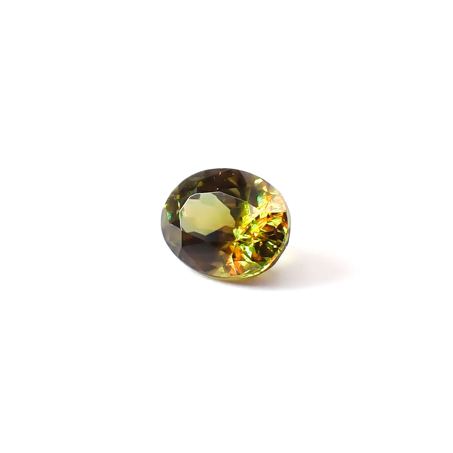カラーチェンジスフェーン パキスタン産 0.37ct / 5x3.8mm前後 [260632437]