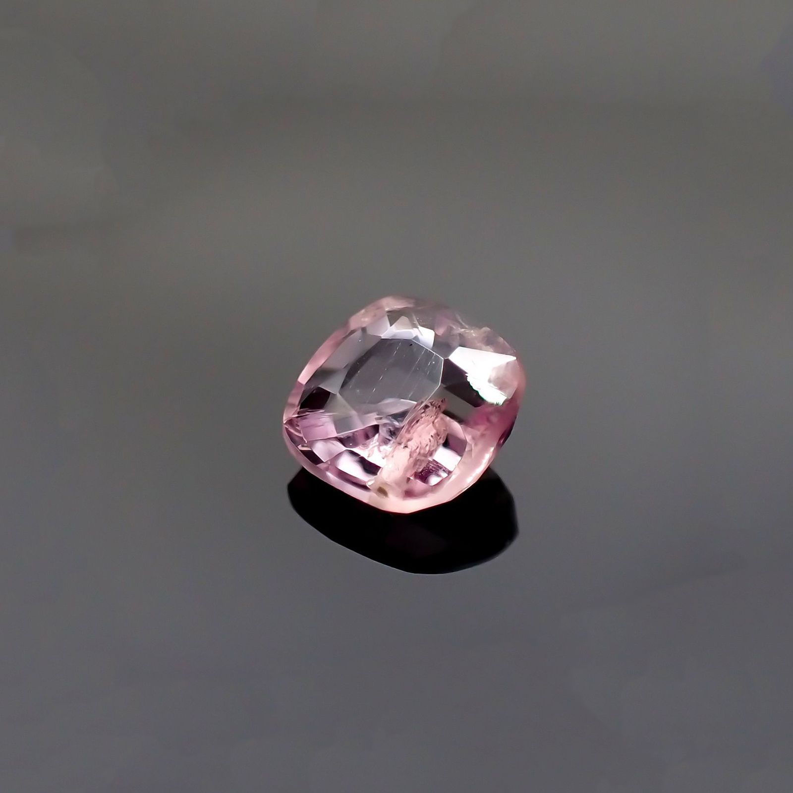 ピンクポードレッタイト(宝石名ピンク・ポードレッタイト)ビルマ産 ソ付(彩珠) 0.527ct / 5.5x5.3mm前後 [231023811]