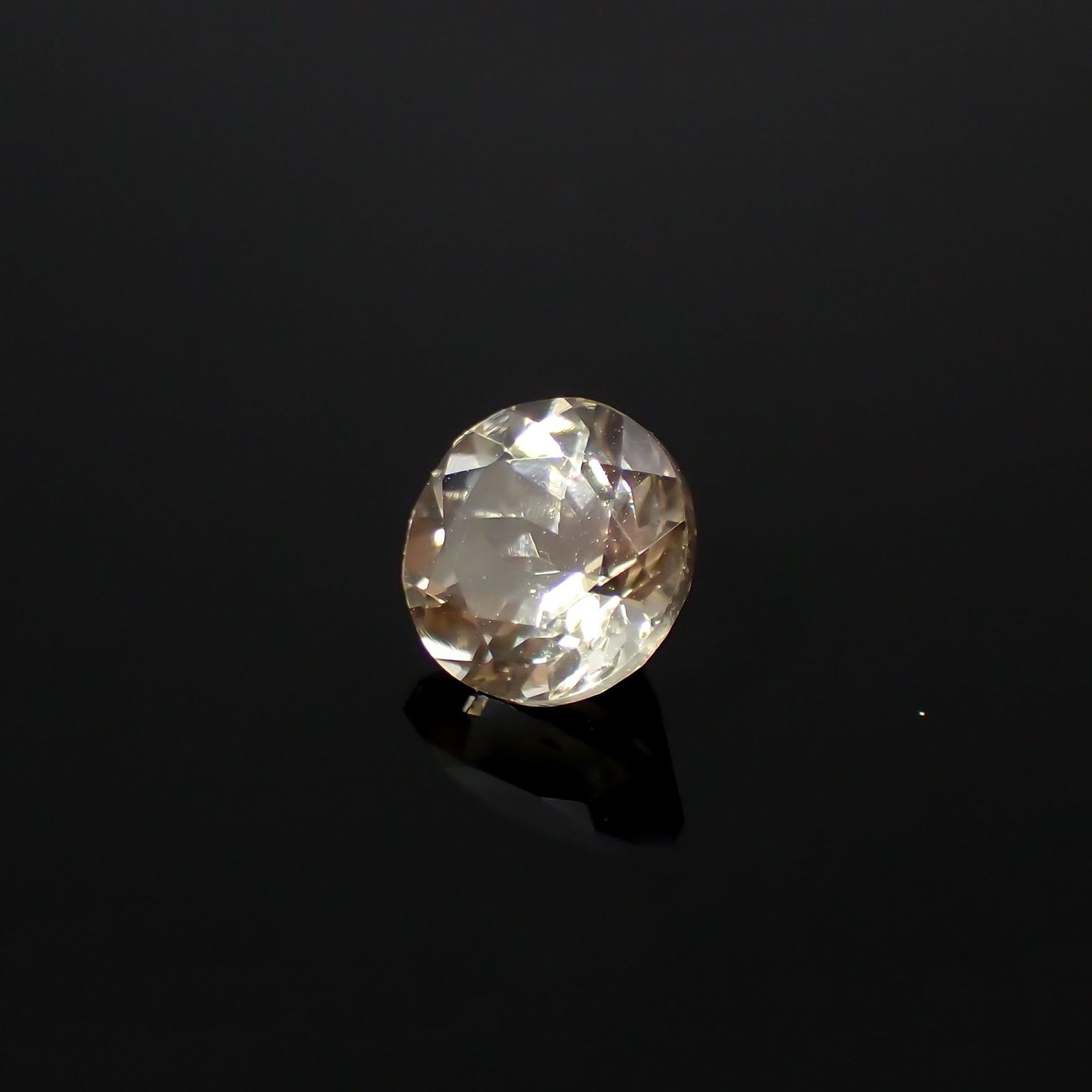 バイカラーオレゴンサンストーン(宝石名ラブラドライト)アメリカ・オレゴン州産 0.85ct 識別済[220616441]6.1x6.1mm前後