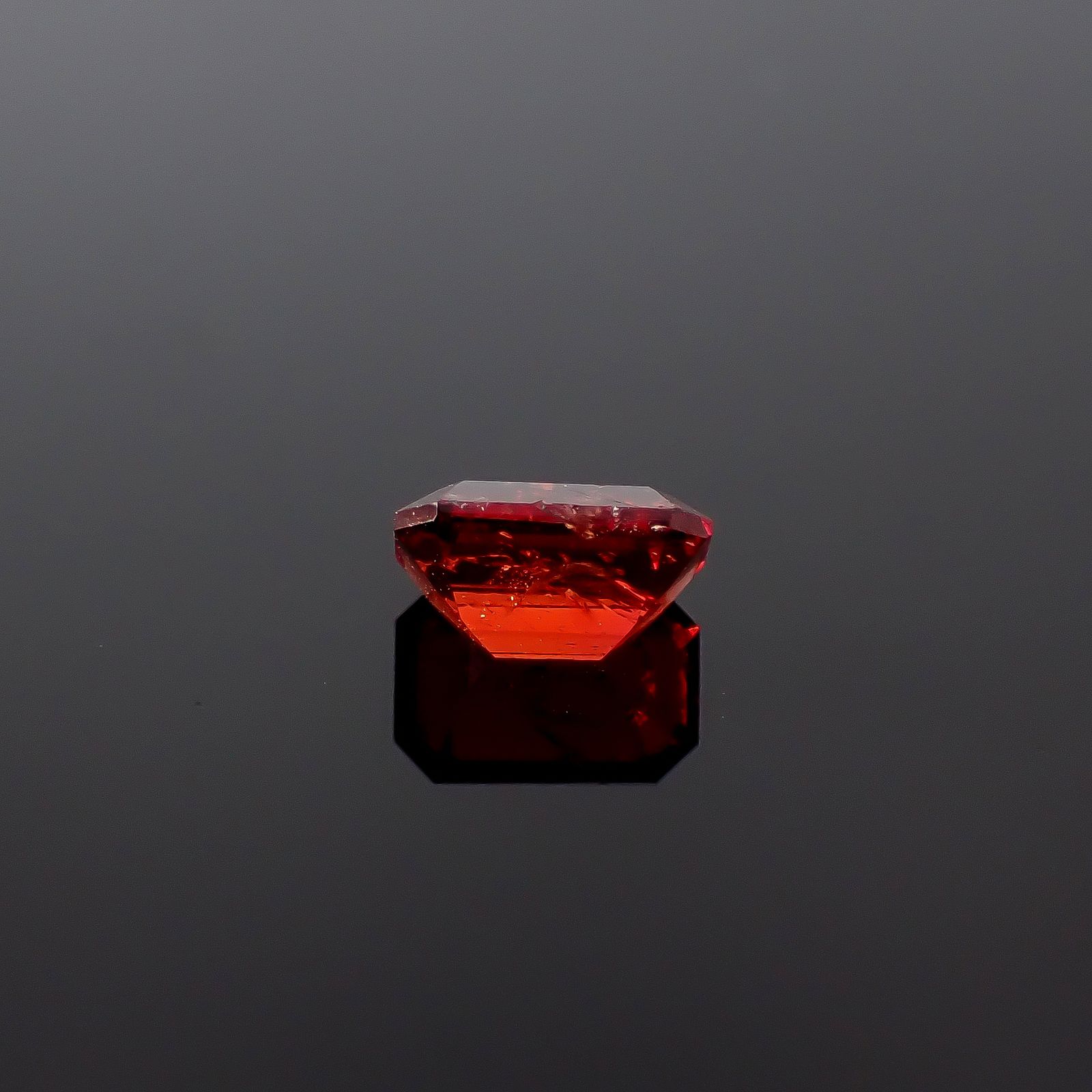 ユーディアライト(宝石名ユーディアライト)ロシア産 ソ付(日独) 1.047ct / 7.34x4.89mm前後 [251231475]