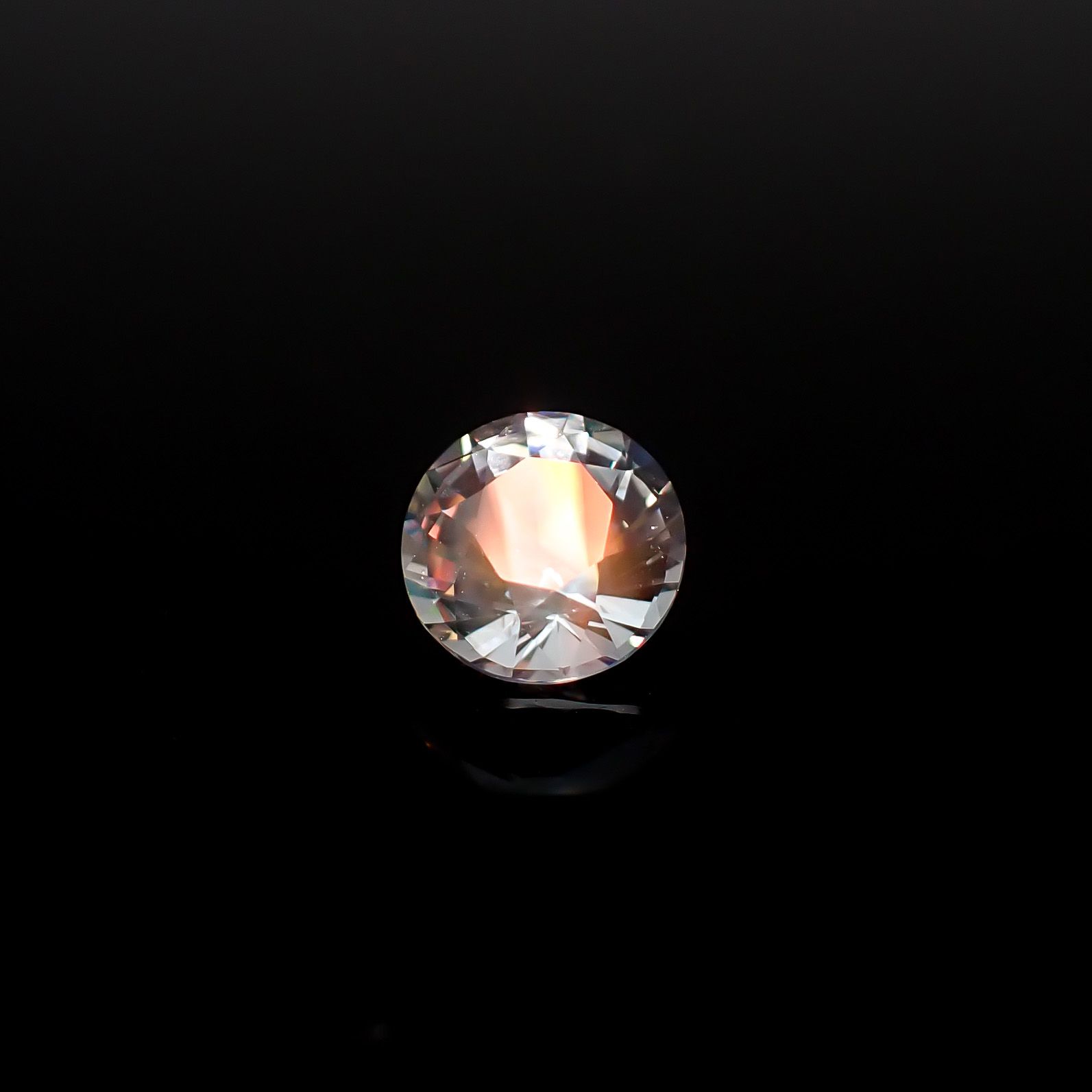 レインボームーンストーン マダガスカル産 1.22ct / 7.1x7.1mm前後 [260632382]