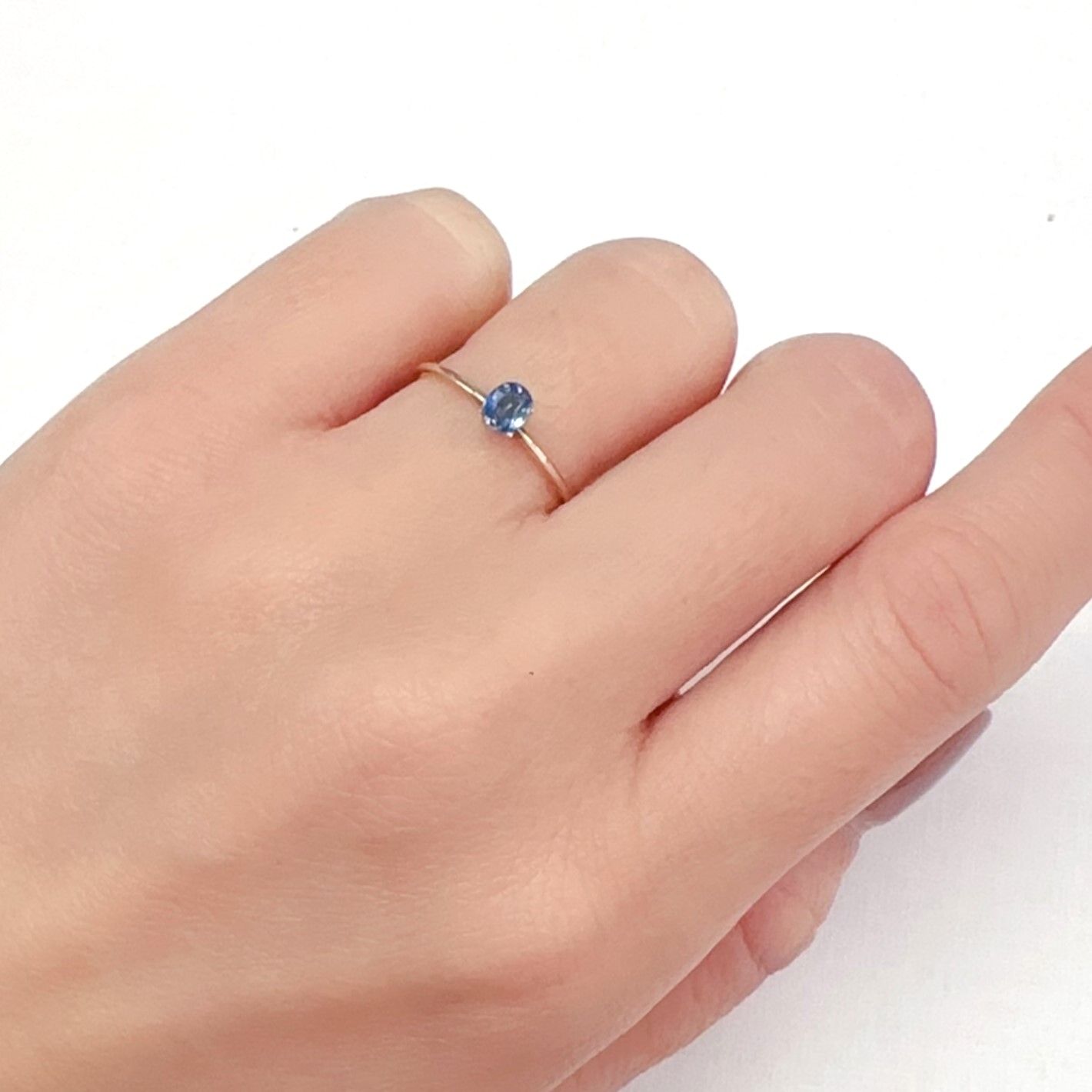 タトゥーアクアマリン ブラジル・ミナスジェライス州タトゥー鉱山産 0.22ct[240226072]4.3x3.4mm前後 | TOP  STONE(トップストーン)