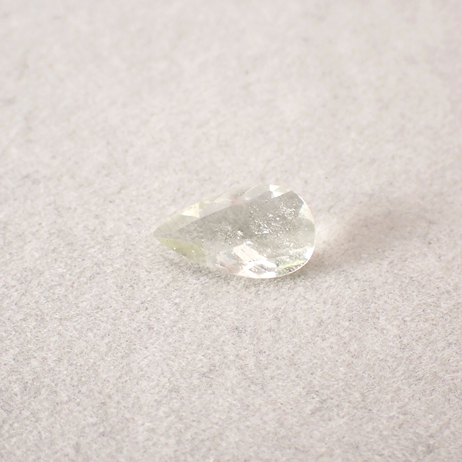 リビアングラス 発見地：エジプト・リビア砂漠 1.96ct / 13.9x8mm前後 [251131310]