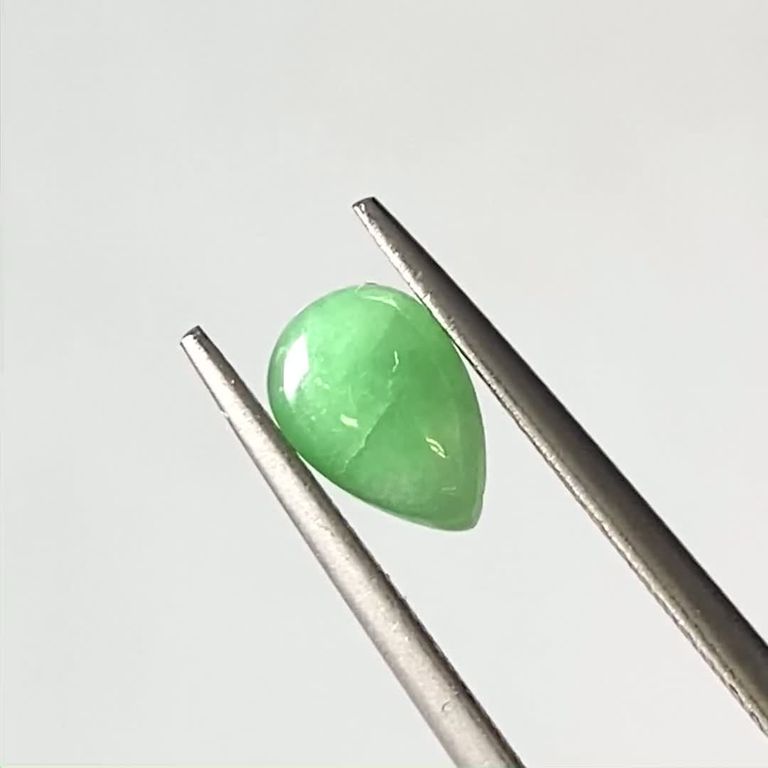 翡翠(宝石名ジェダイト)ビルマ産 識別済 0.74ct / 7.1x4.9mm前後 