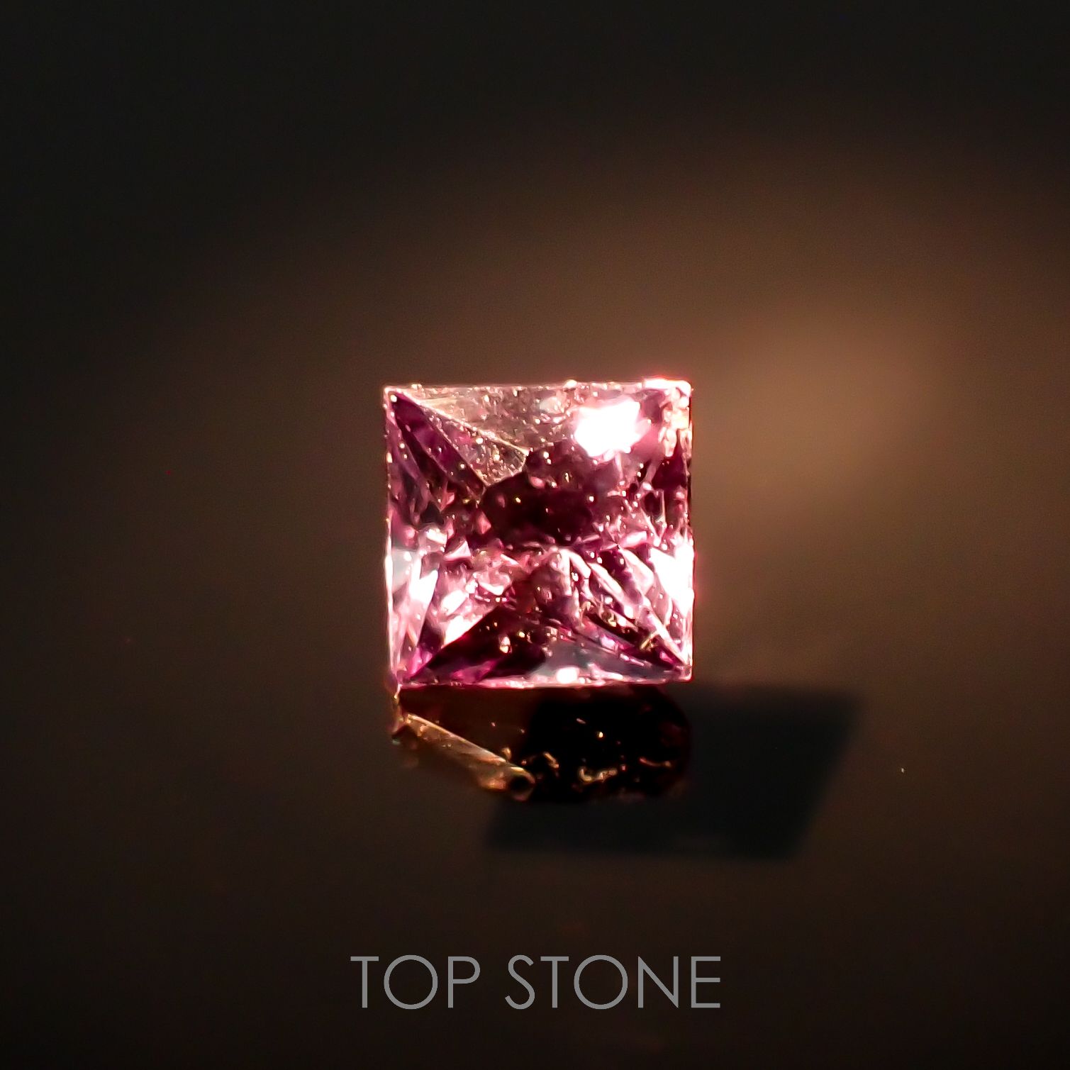◇プリンセスカット◇カラーチェンジガーネット アレキタイプ(宝石名ガーネット)マダガスカル・ベキリー産 0.10ct 識別済[221219412]2.4x2.4mm前後