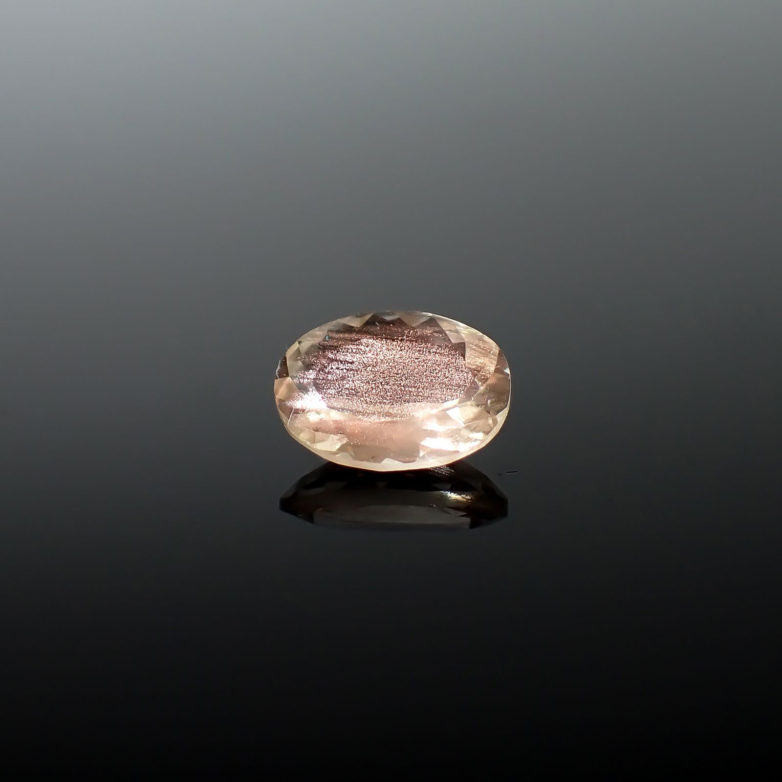 オレゴンサンストーン アメリカ・オレゴン州産 0.87ct / 7.7x5.8mm前後 [260732640]