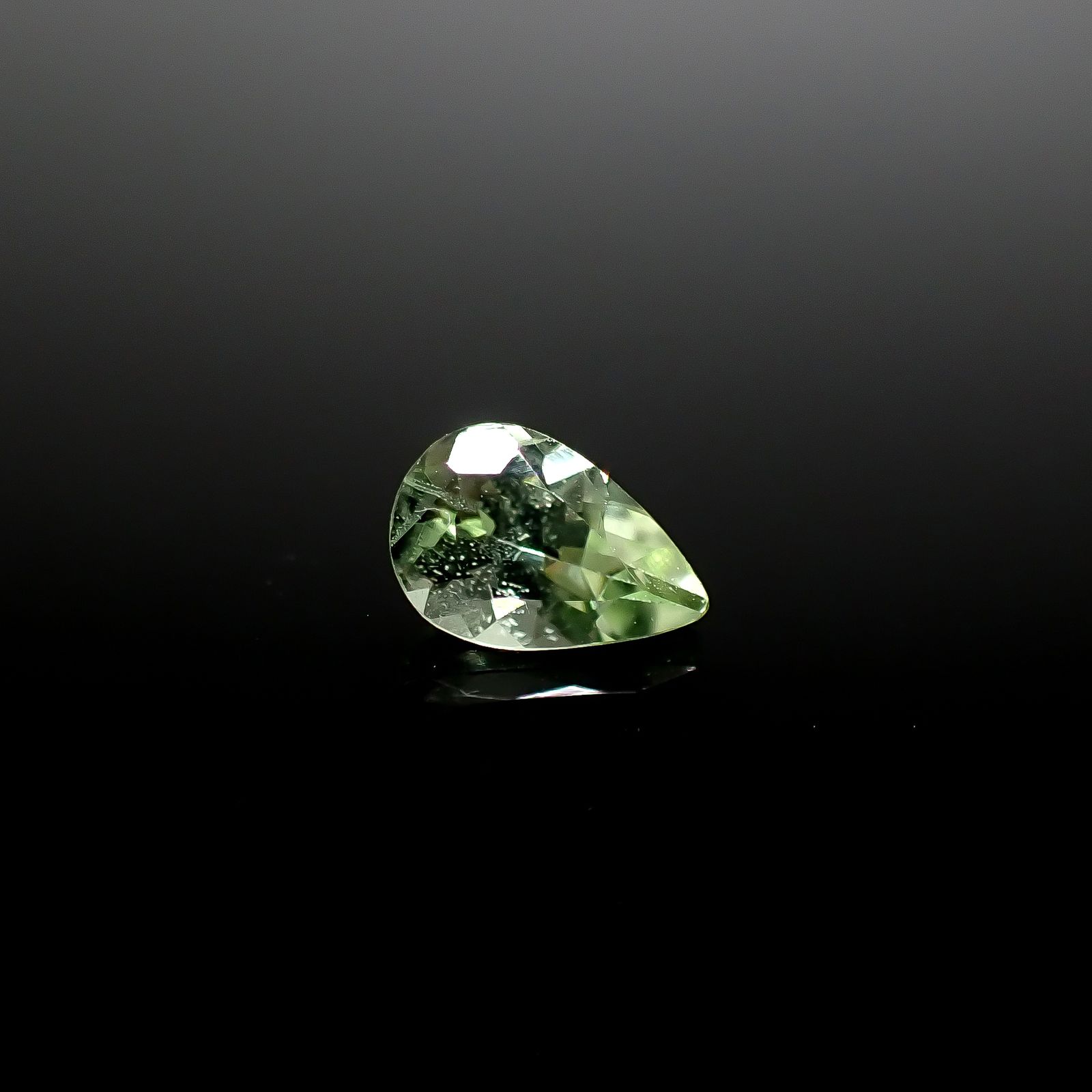 ミントペリドット パキスタン/ノルウェー産 0.39ct [250730643]6.1x4mm前後
