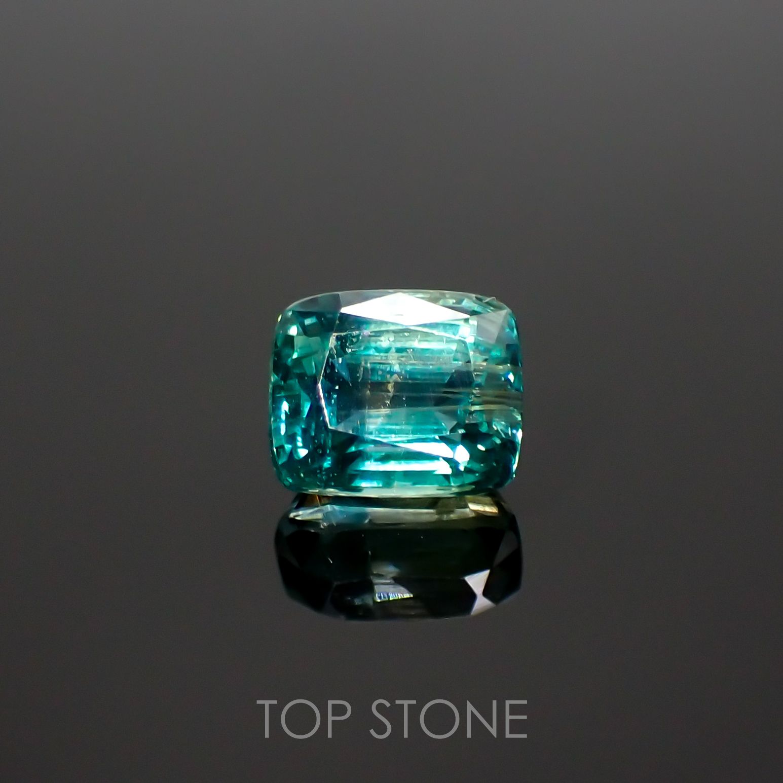 バイカラーカイヤナイト(宝石名カイヤナイト)ネパール産 1.52ct 識別済[220115372]6.5x5.4mm前後