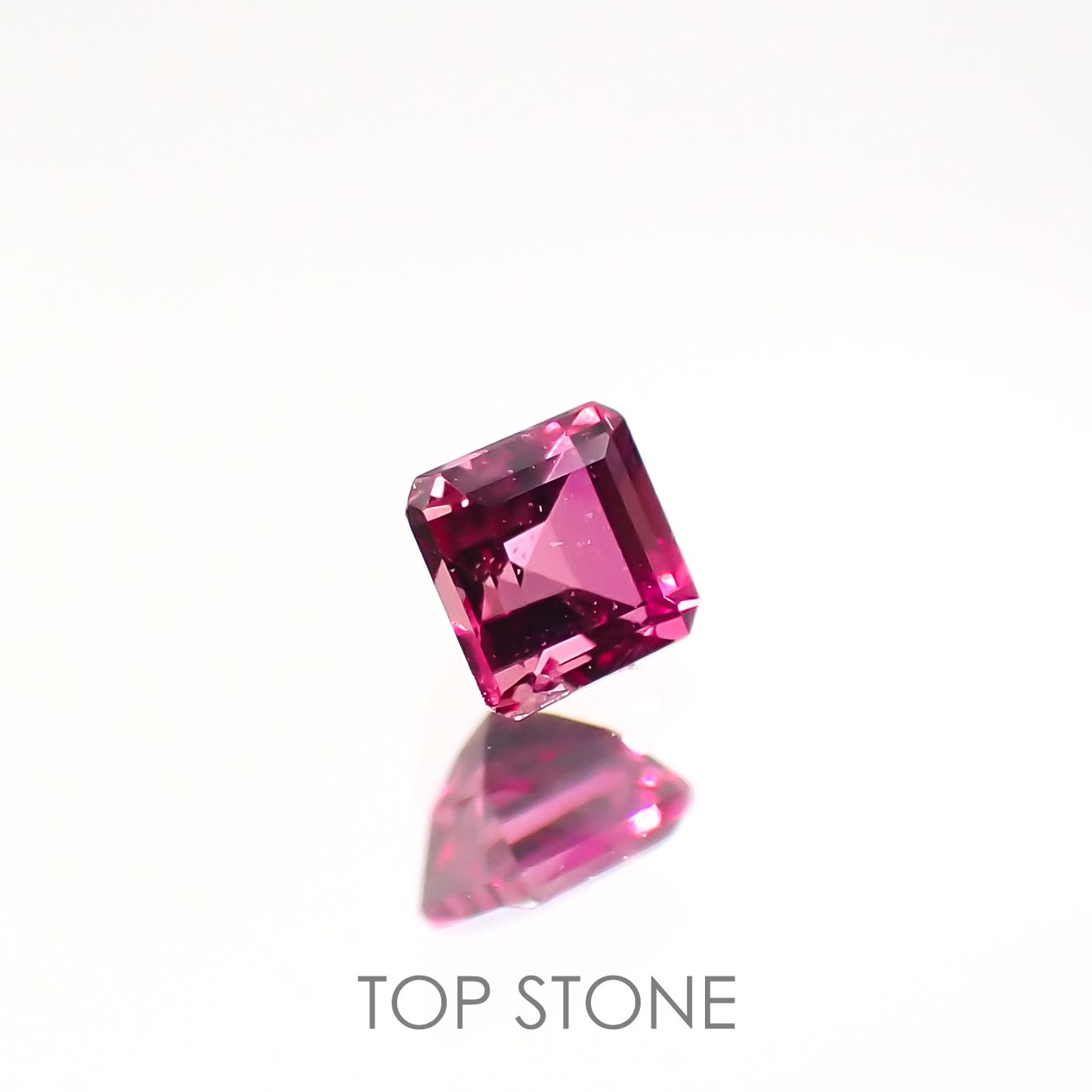 レッドベリル(宝石名レッド・ベリル) アメリカ・ユタ州産 0.123ct ソ付(彩珠)[210712049]2.8×2.7mm前後