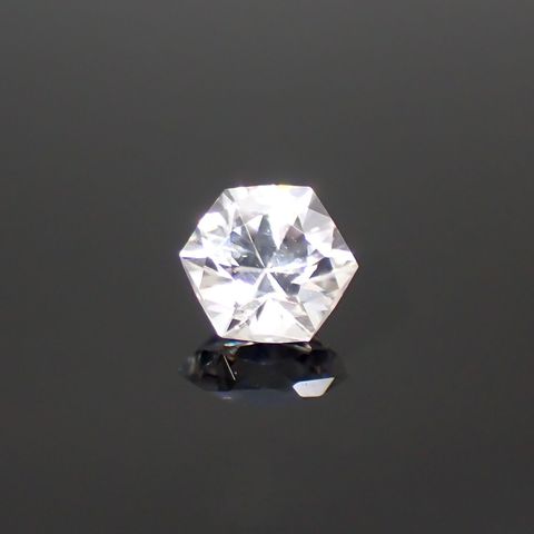 ◇ヘキサゴンカット◇カラーレスジルコン(宝石名ホワイト・ジルコン)スリランカ/カンボジア産 0.74ct 識別済[220114274]4.6x4.5mm前後