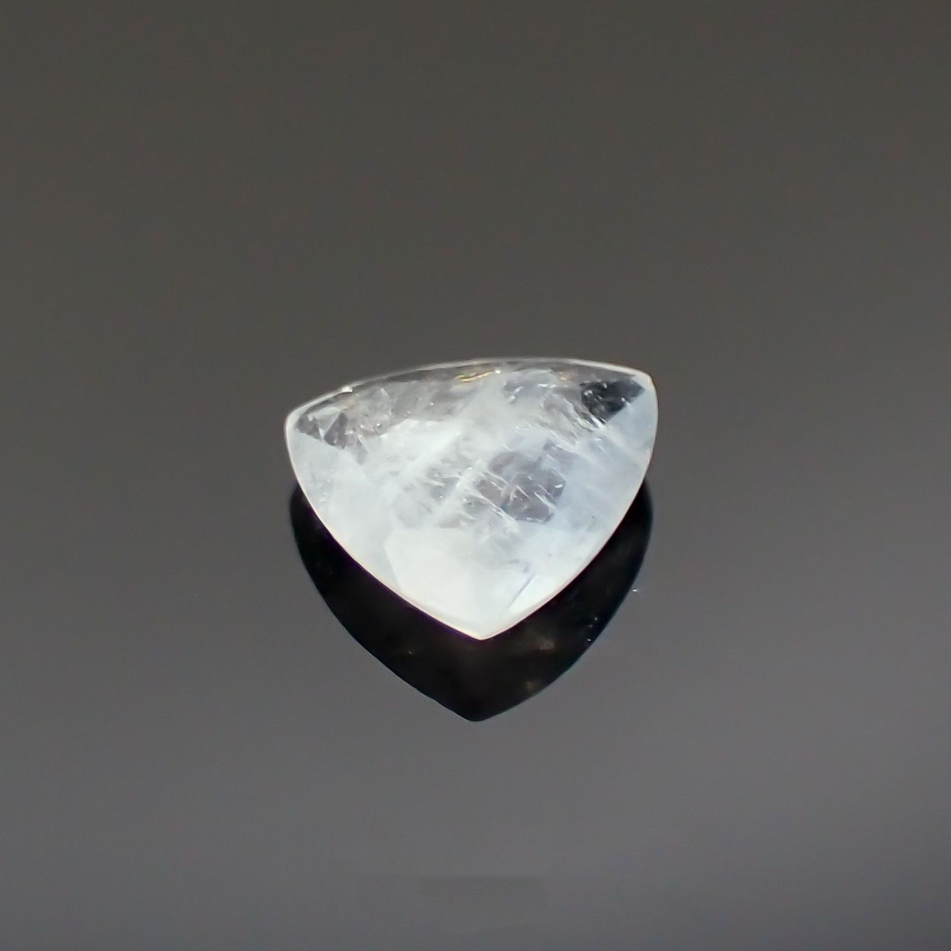 ユークレース(宝石名ユークレース)ブラジル産 0.346ct ソ付(彩珠)[231124255]5.4x5.7mm前後
