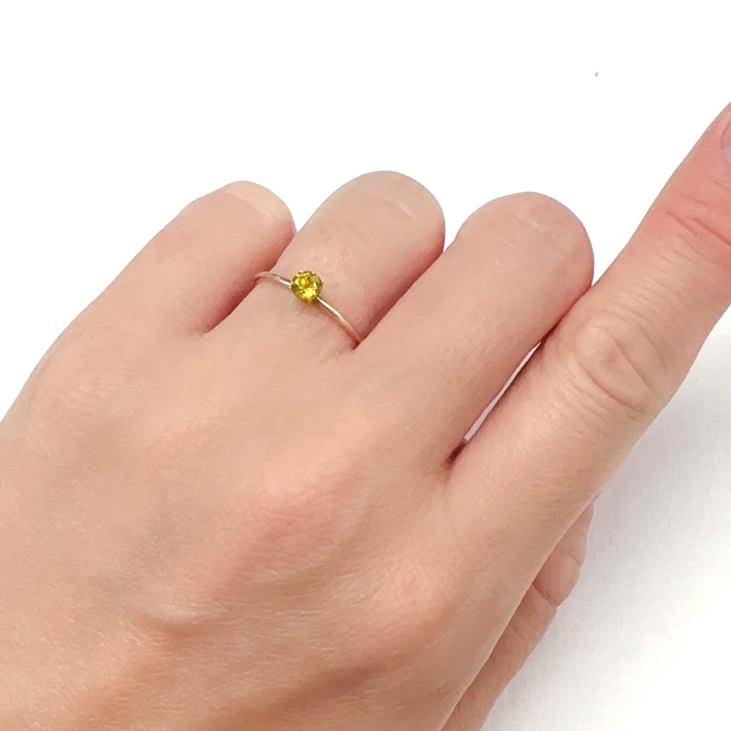 カナリートルマリン ザンビア・カナリー鉱山産 0.28ct[240527554]3.9x3.9mm前後