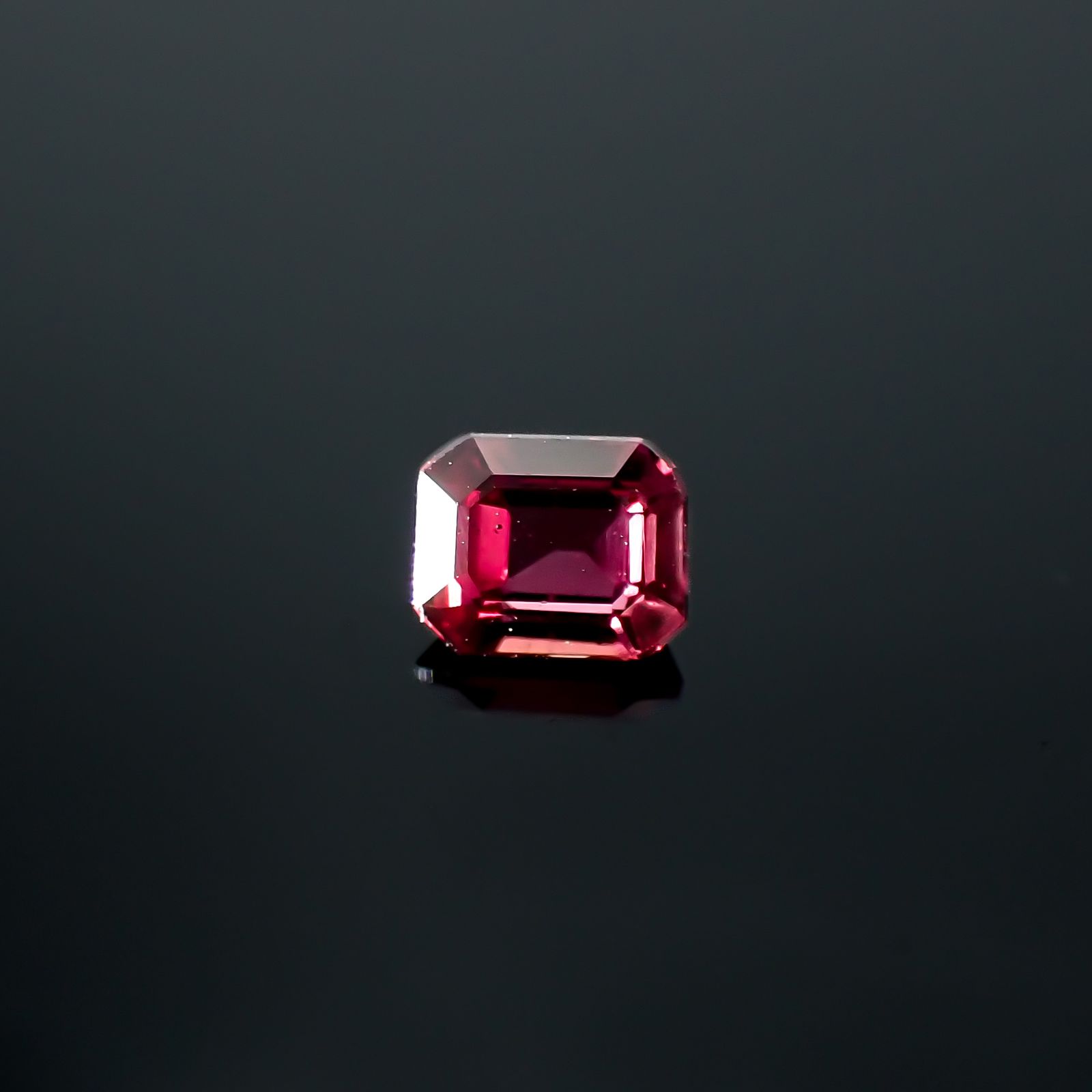 バーガンディーサファイア(宝石名サファイア)タンザニア産 0.29ct 識別済[240226290]3.8x3mm前後