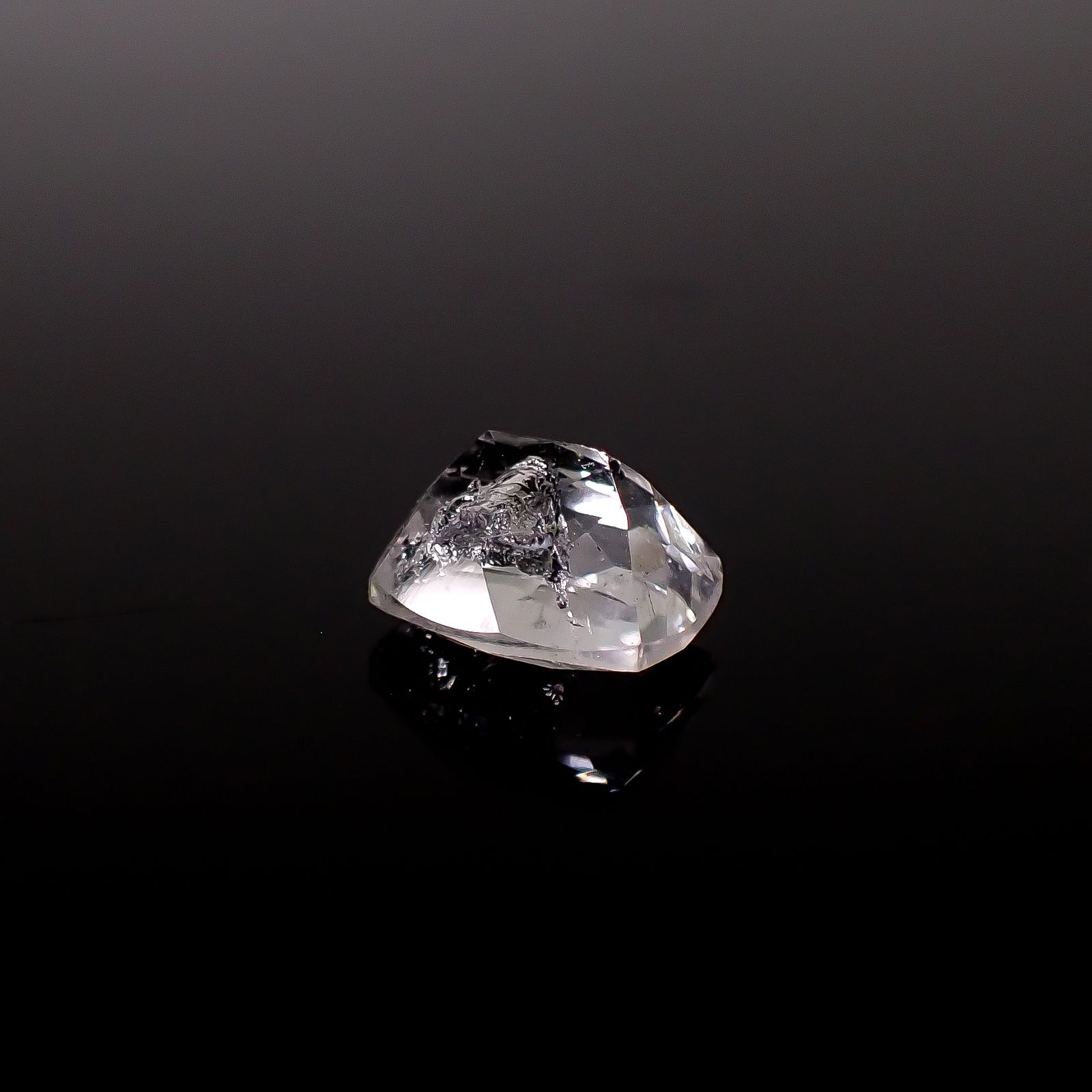 グラファイトインクォーツ ブラジル産 3.79ct / 10.7x8.5mm前後 [260331931]