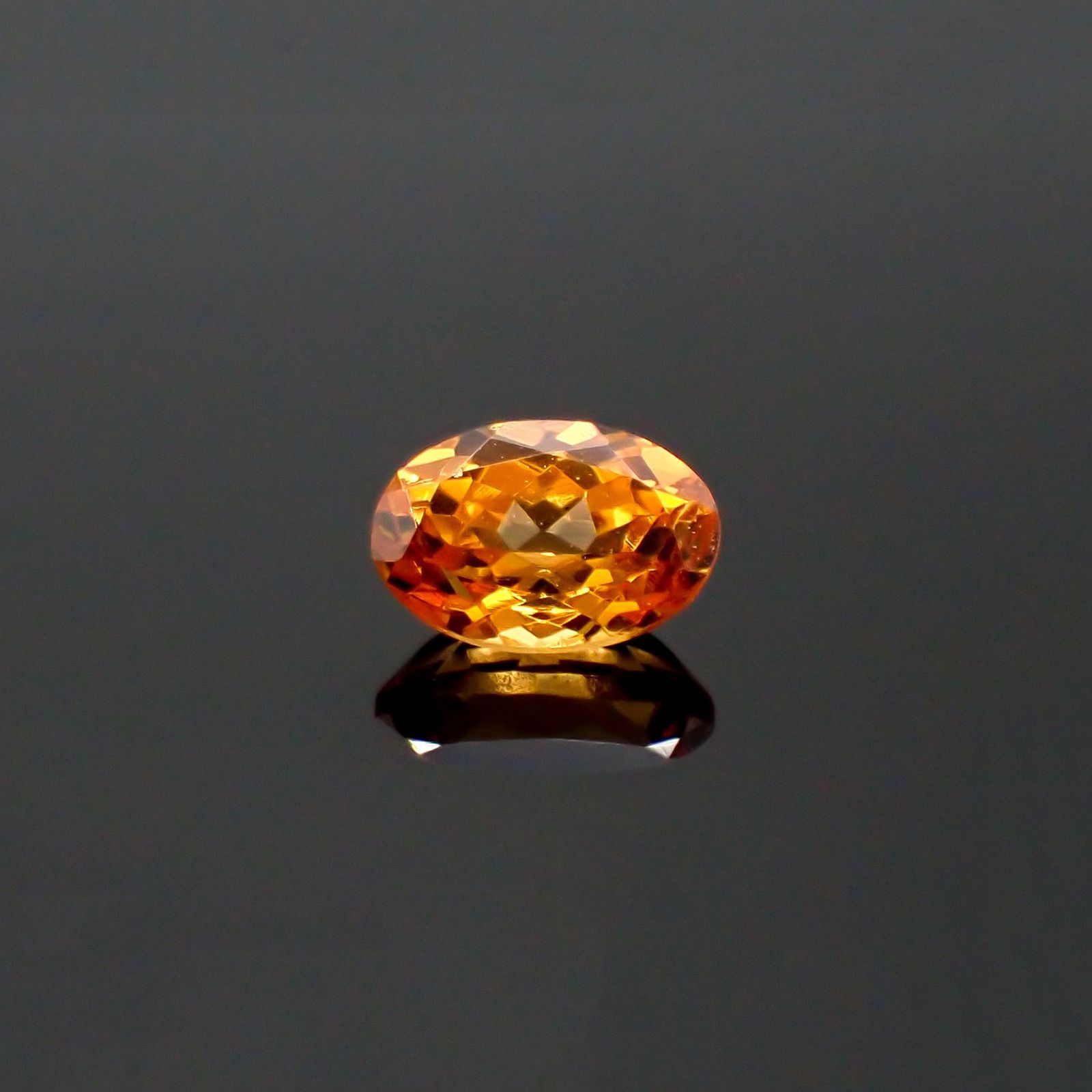 スペサルティンガーネット(宝石名ガーネット)タンザニア産 識別済 0.72ct / 6.1x4.1mm前後 [260617549]