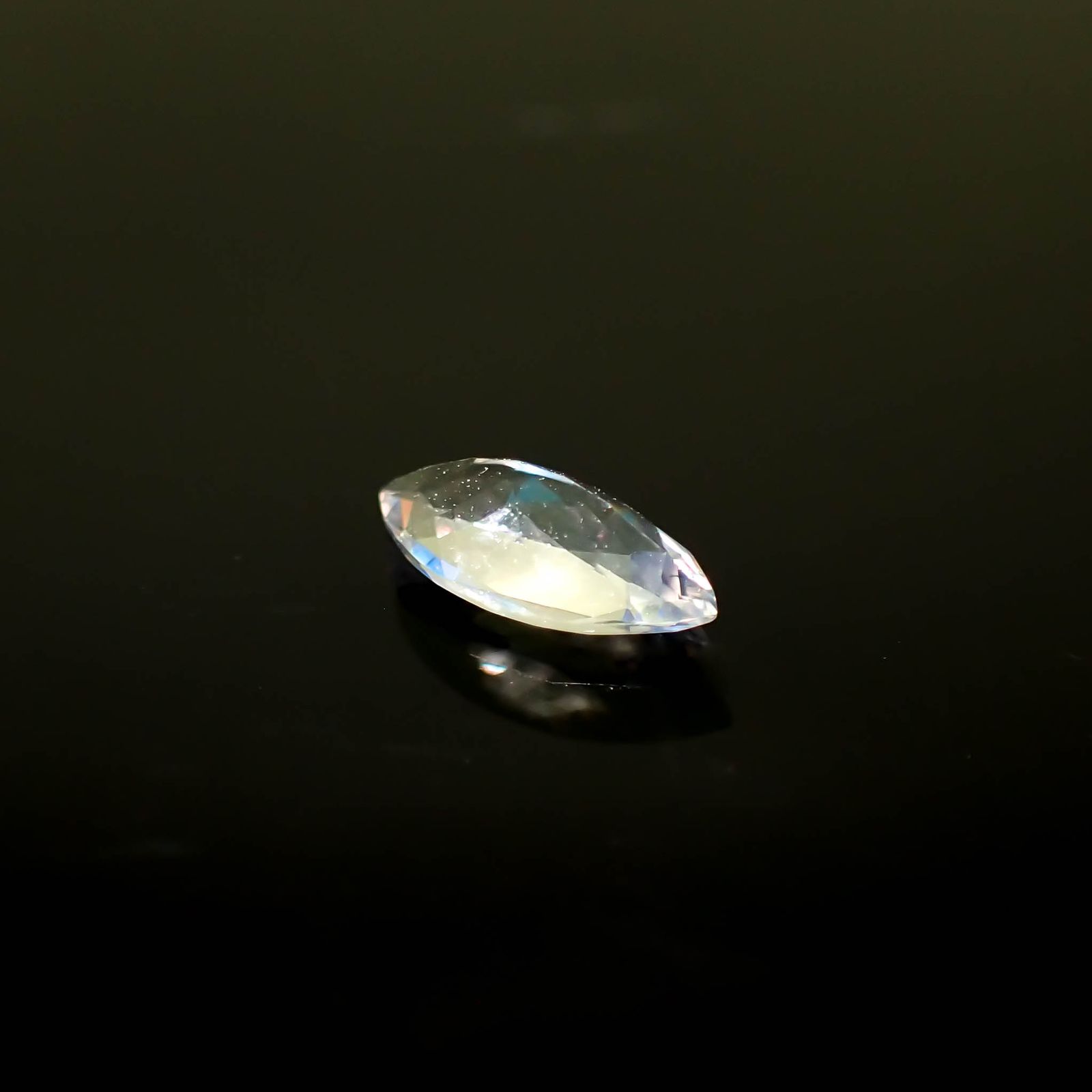レインボームーンストーン ザンビア産 0.45ct[231224803]8x4mm前後
