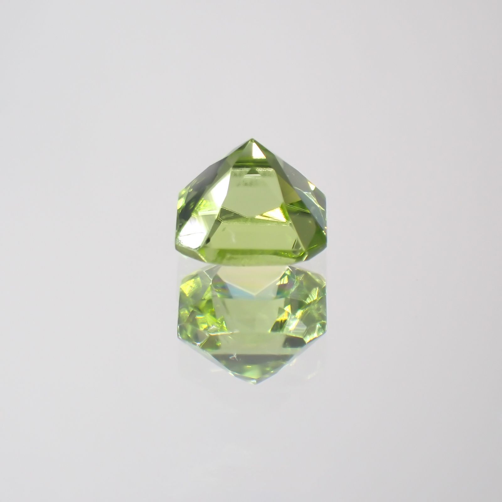 ◇アッシャーカット◇ペリドット(宝石名ペリドット) パキスタン産 0.75ct 識別済[211013490]5×5mm前後
